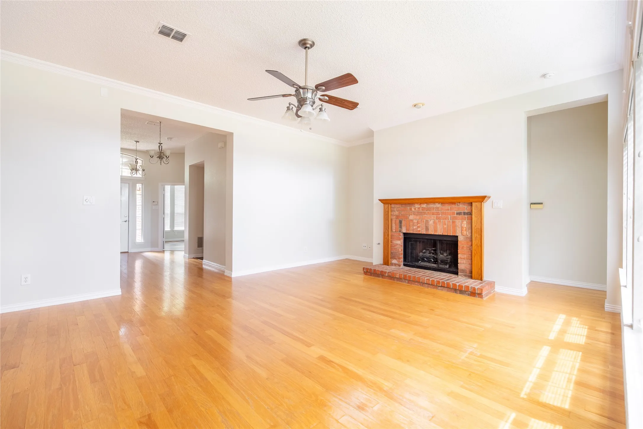 Single Family Residence For Rent in Collin County , 11301 New Orleans Drive, Frisco, Texas 75035, 4 Bedroom, 2 Bathroom, 2 Garage spaces, 2,157 Sqft, built in 1995, mls#21349945, Real Estate Agent in Frisco, Homes For Rent in Collin county, Homes For Rent in Frisco, Realtor in Frisco Texas, Real Estate Brokerage Independent Realty Texas, Luminita Cordes Realtor
