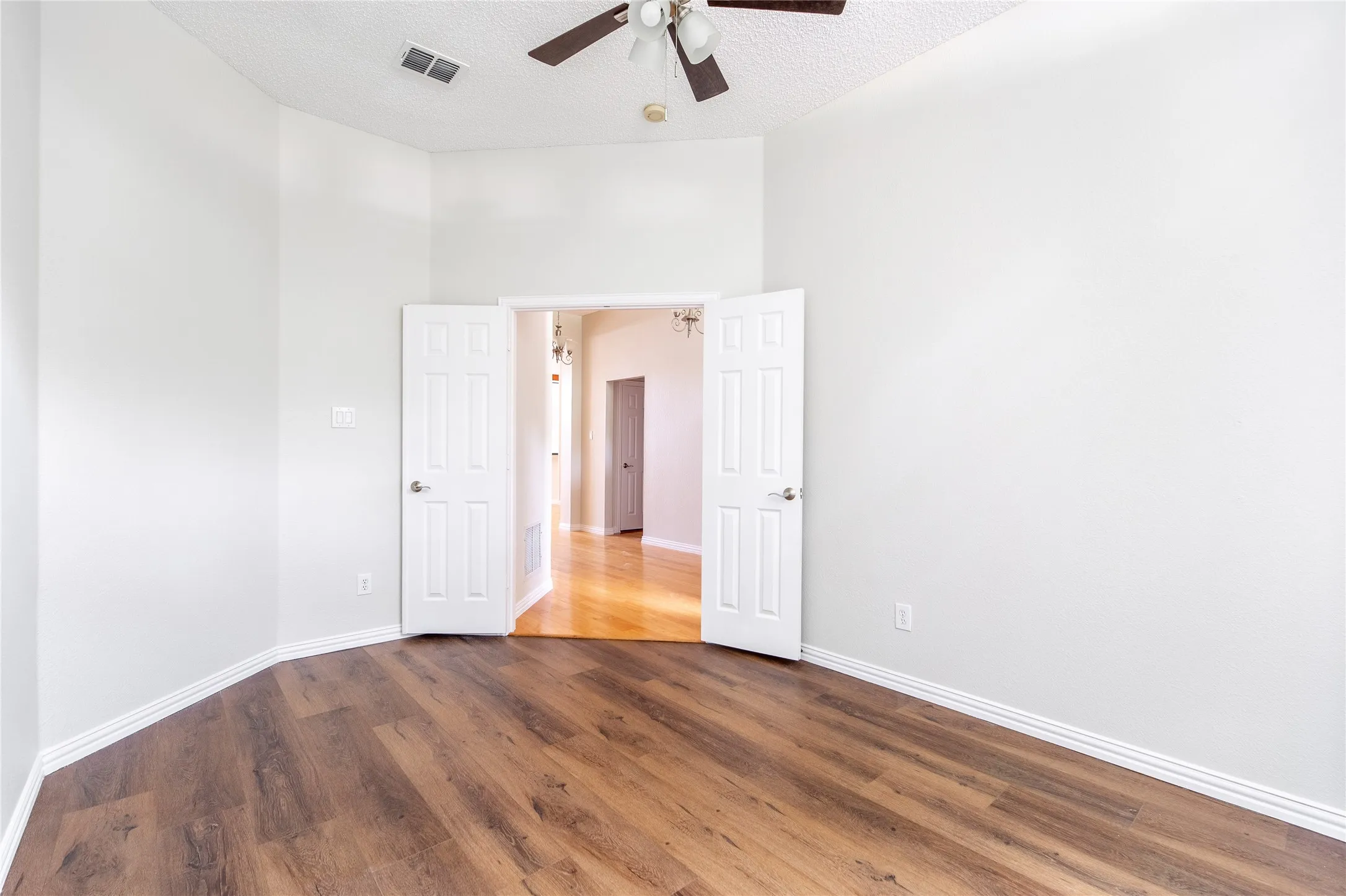 Single Family Residence For Rent in Collin County , 11301 New Orleans Drive, Frisco, Texas 75035, 4 Bedroom, 2 Bathroom, 2 Garage spaces, 2,157 Sqft, built in 1995, mls#21349945, Real Estate Agent in Frisco, Homes For Rent in Collin county, Homes For Rent in Frisco, Realtor in Frisco Texas, Real Estate Brokerage Independent Realty Texas, Luminita Cordes Realtor