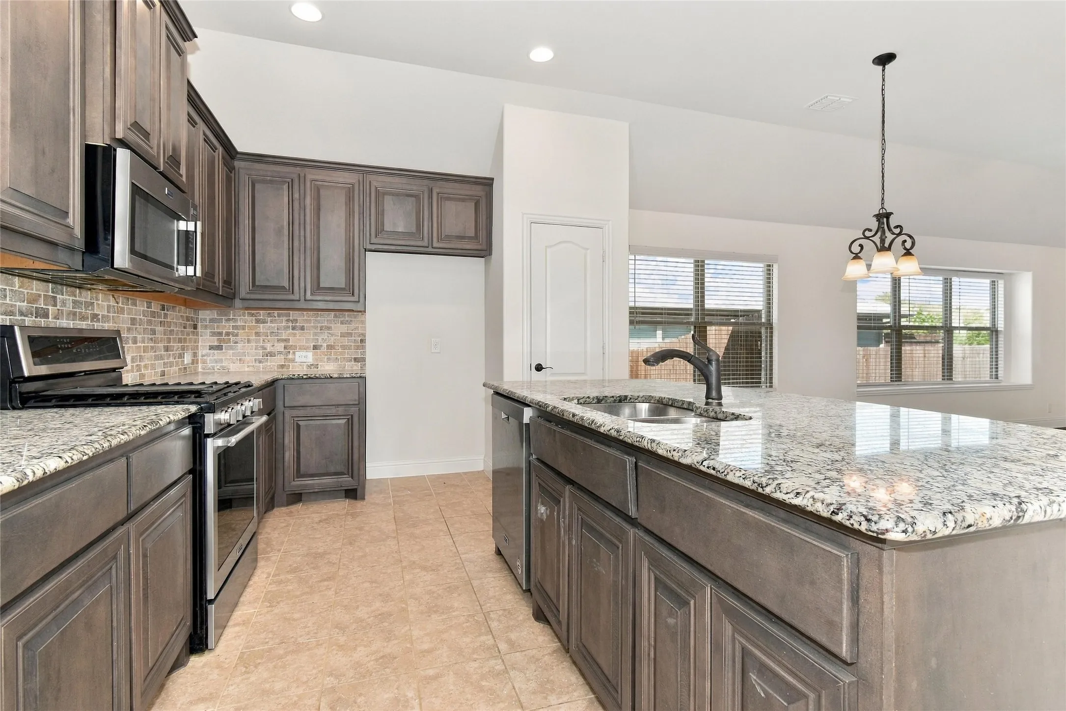 Single Family Residence For Rent in Grayson County , 5205 Ambergate Lane, Sherman, Texas 75092, 4 Bedroom, 2 Bathroom, 2 Garage spaces, 2,229 Sqft, built in 2019, mls#21367528, Real Estate Agent in Sherman, Homes For Rent in Grayson county, Homes For Rent in Sherman, Realtor in Sherman Texas, Real Estate Brokerage Independent Realty Texas, Luminita Cordes Realtor