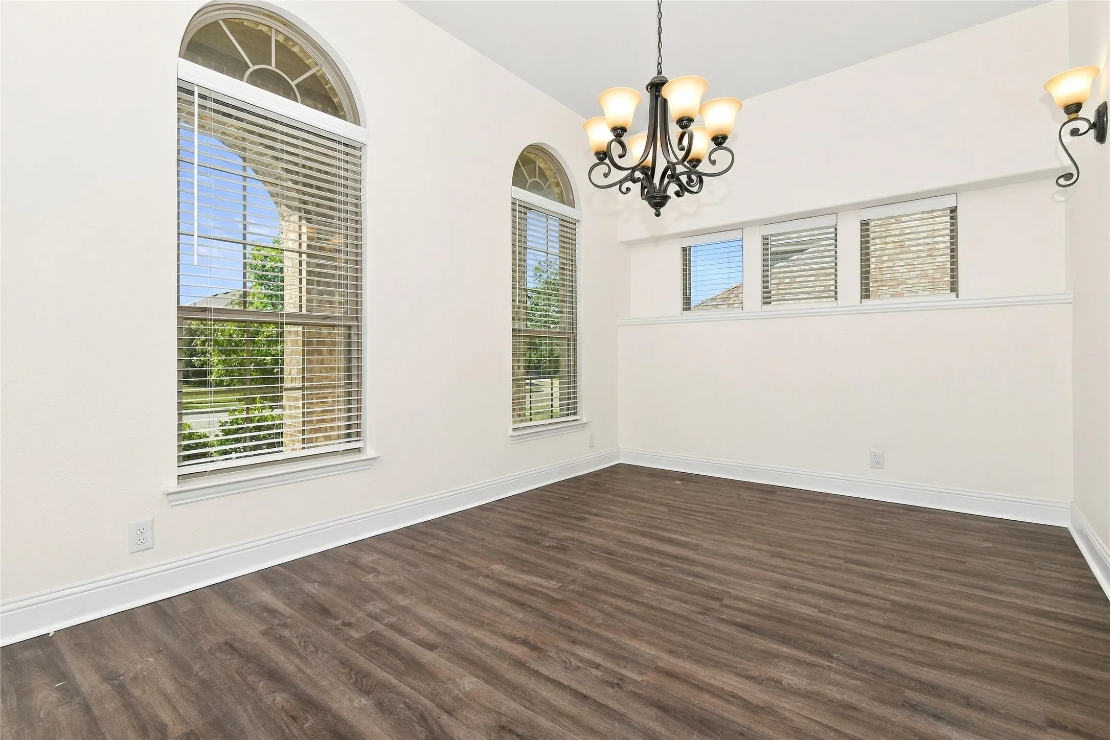 Single Family Residence For Rent in Grayson County , 5205 Ambergate Lane, Sherman, Texas 75092, 4 Bedroom, 2 Bathroom, 2 Garage spaces, 2,229 Sqft, built in 2019, mls#21367528, Real Estate Agent in Sherman, Homes For Rent in Grayson county, Homes For Rent in Sherman, Realtor in Sherman Texas, Real Estate Brokerage Independent Realty Texas, Luminita Cordes Realtor