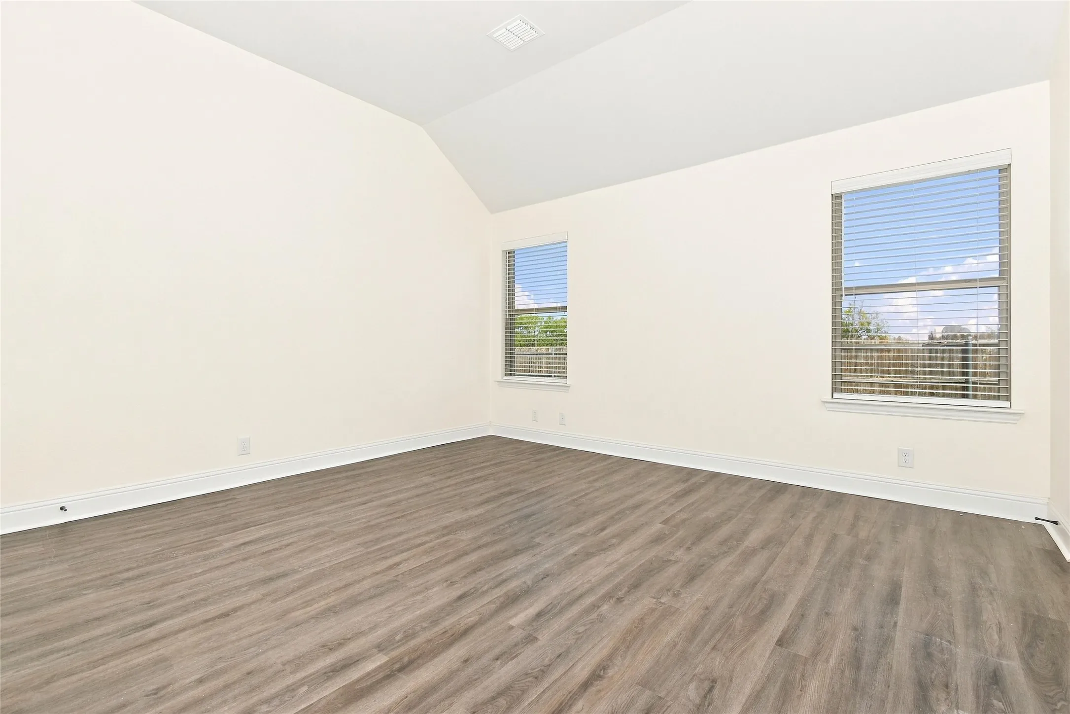 Single Family Residence For Rent in Grayson County , 5205 Ambergate Lane, Sherman, Texas 75092, 4 Bedroom, 2 Bathroom, 2 Garage spaces, 2,229 Sqft, built in 2019, mls#21367528, Real Estate Agent in Sherman, Homes For Rent in Grayson county, Homes For Rent in Sherman, Realtor in Sherman Texas, Real Estate Brokerage Independent Realty Texas, Luminita Cordes Realtor