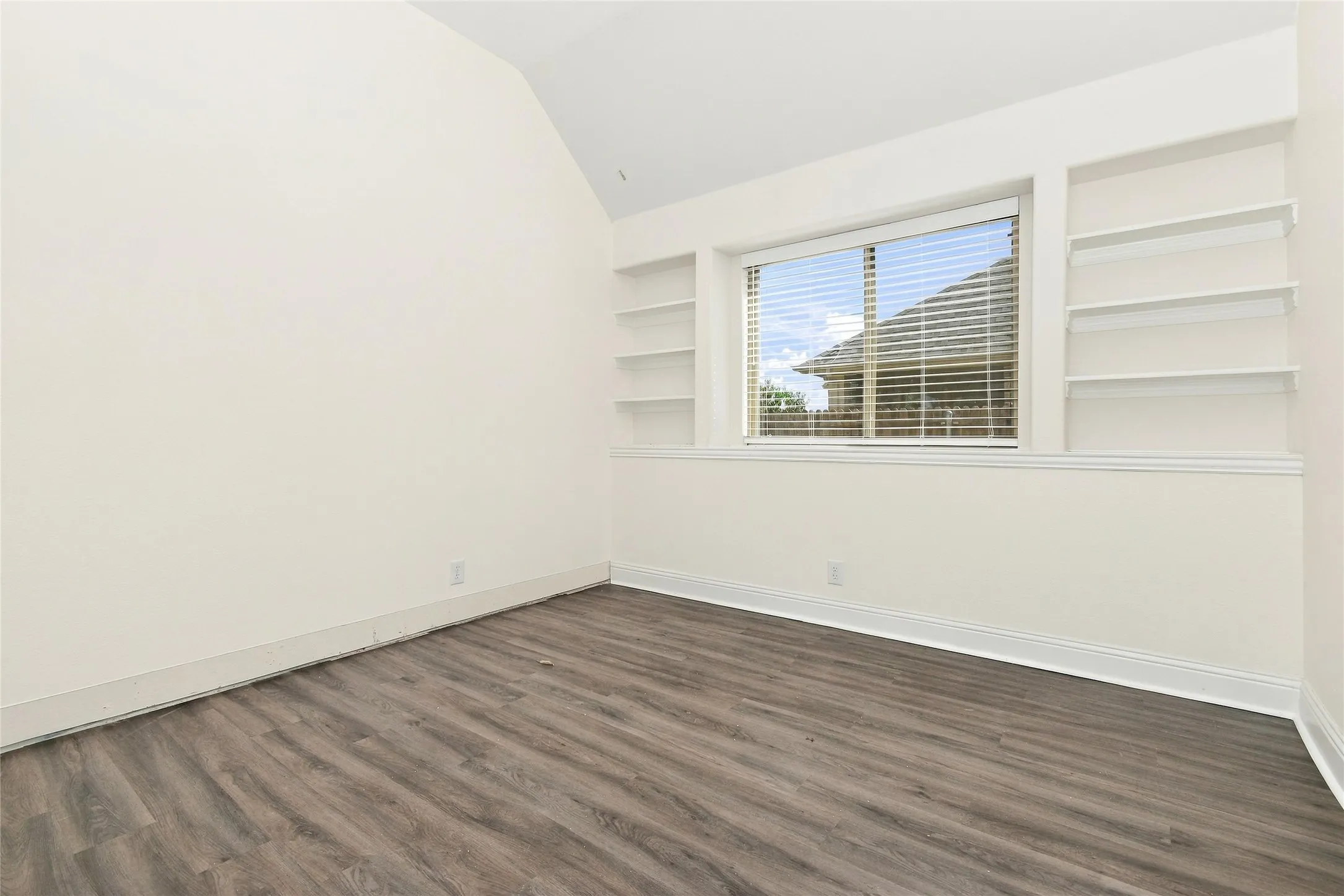Single Family Residence For Rent in Grayson County , 5205 Ambergate Lane, Sherman, Texas 75092, 4 Bedroom, 2 Bathroom, 2 Garage spaces, 2,229 Sqft, built in 2019, mls#21367528, Real Estate Agent in Sherman, Homes For Rent in Grayson county, Homes For Rent in Sherman, Realtor in Sherman Texas, Real Estate Brokerage Independent Realty Texas, Luminita Cordes Realtor