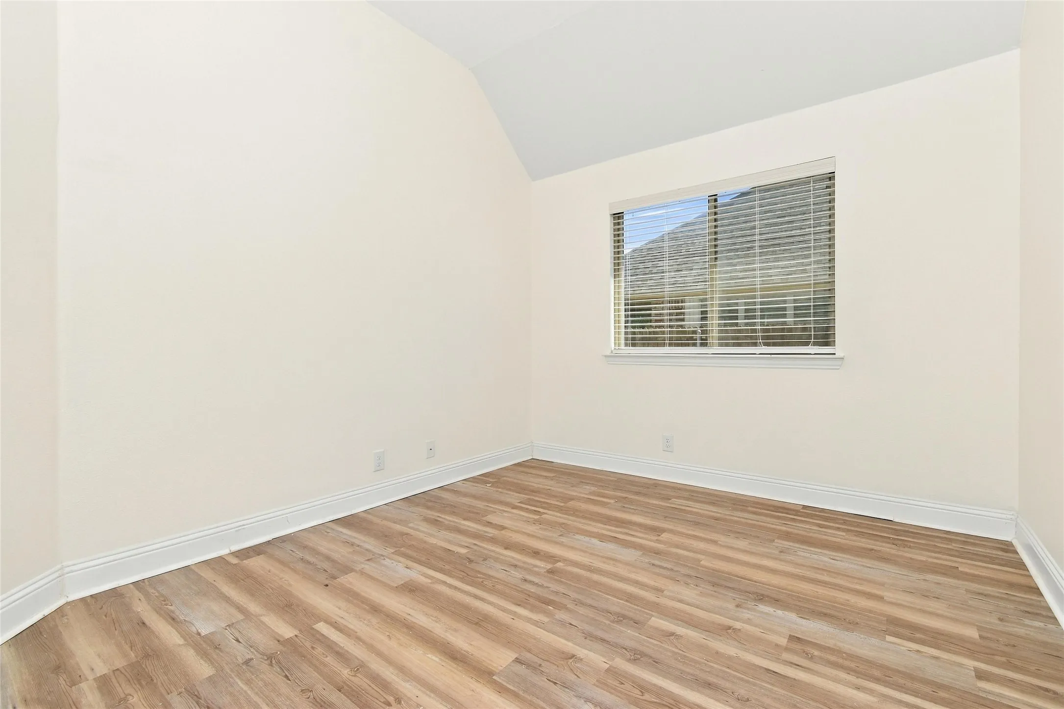 Single Family Residence For Rent in Grayson County , 5205 Ambergate Lane, Sherman, Texas 75092, 4 Bedroom, 2 Bathroom, 2 Garage spaces, 2,229 Sqft, built in 2019, mls#21367528, Real Estate Agent in Sherman, Homes For Rent in Grayson county, Homes For Rent in Sherman, Realtor in Sherman Texas, Real Estate Brokerage Independent Realty Texas, Luminita Cordes Realtor