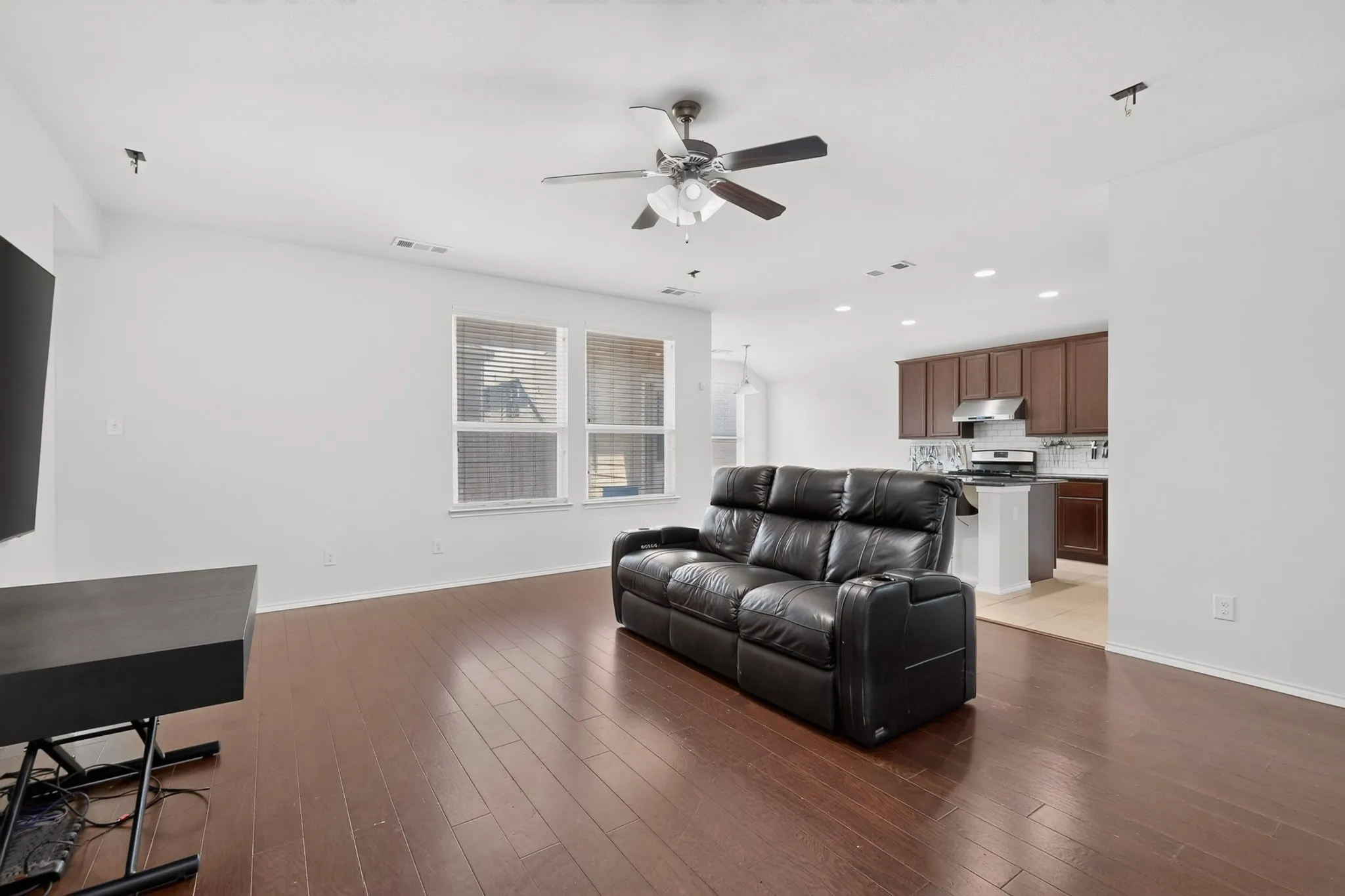 Single Family Residence For Sale in Denton County , 1716 Whistler Drive, Little Elm, Texas 75068, 4 Bedroom, 3 Bathroom, 2 Garage spaces, 2,106 Sqft, built in 2015, mls#21365845, Real Estate Agent in Little Elm, Homes For Sale in Denton county, Homes For Sale in Little Elm, Realtor in Little Elm Texas, Real Estate Brokerage Independent Realty Texas, Luminita Cordes Realtor
