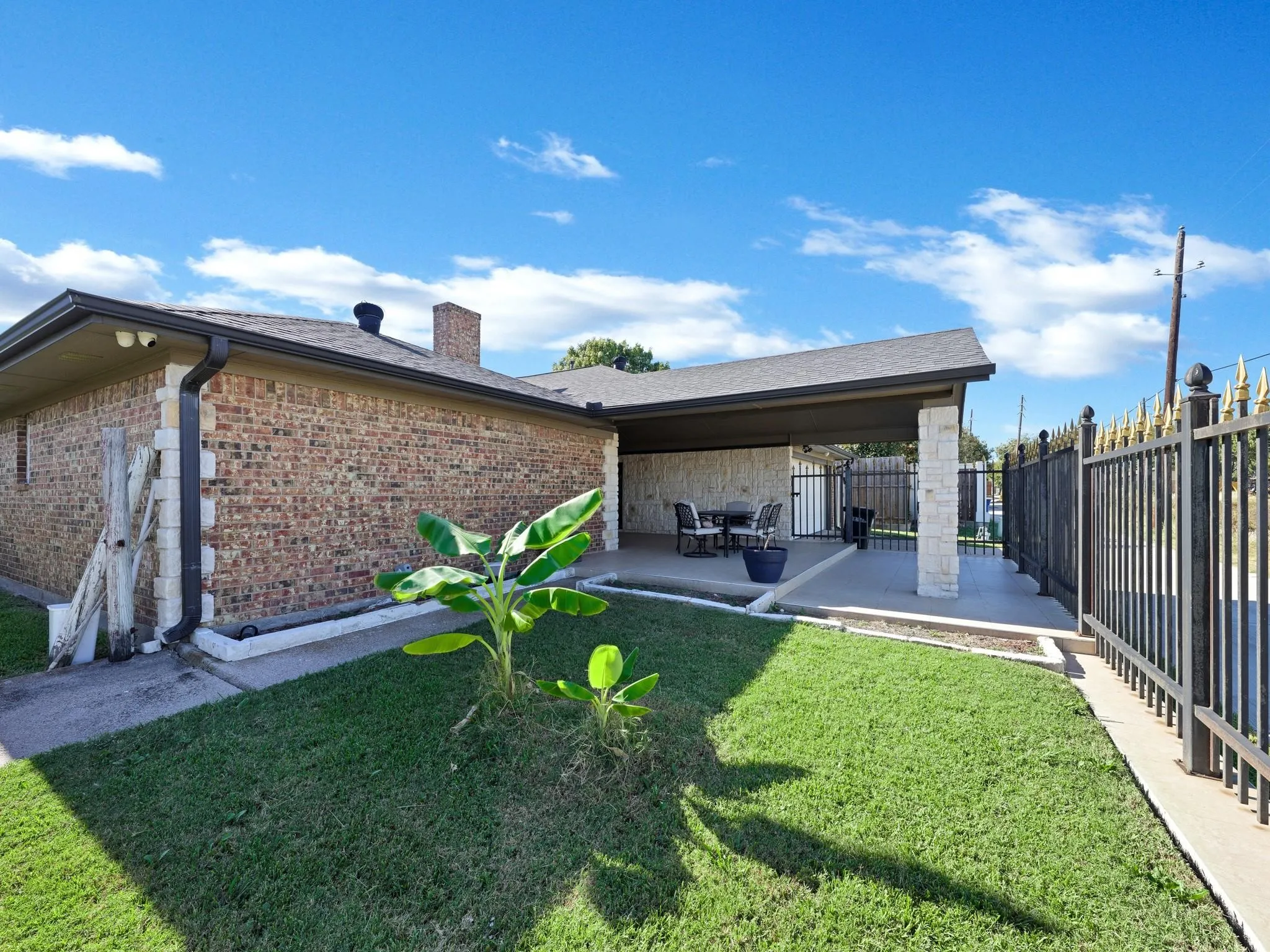 Single Family Residence For Sale in Dallas County , 3015 Kensington Drive, Mesquite, Texas 75150, 4 Bedroom, 2 Bathroom, 2 Garage spaces, 2,046 Sqft, built in 1978, mls#21359483, Real Estate Agent in Mesquite, Homes For Sale in Dallas county, Homes For Sale in Mesquite, Realtor in Mesquite Texas, Real Estate Brokerage Independent Realty Texas, Luminita Cordes Realtor