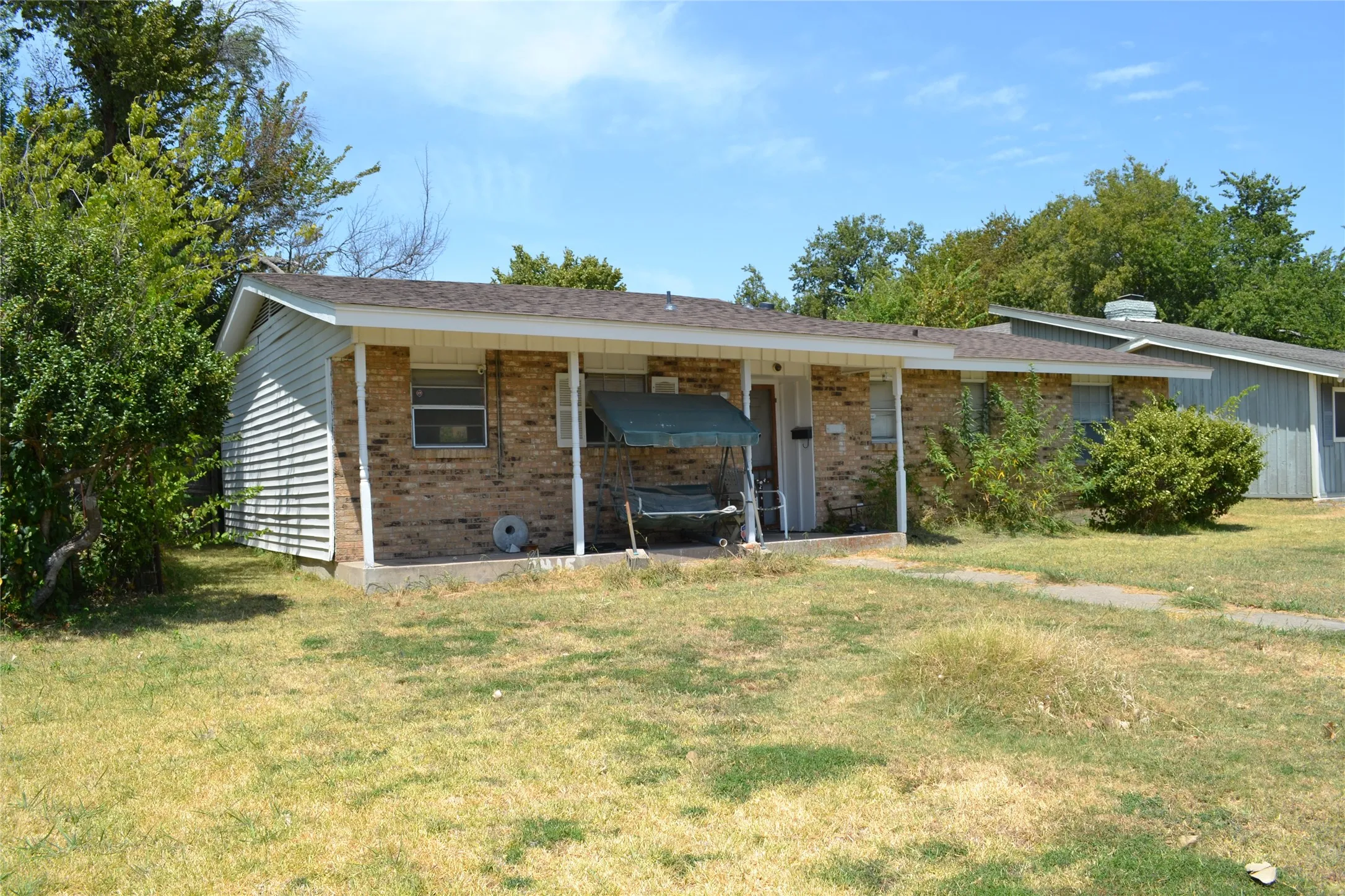 Single Family Residence For Sale in Dallas County , 2415 Whit Drive, Mesquite, Texas 75150, 3 Bedroom, 2 Bathroom, 2 Garage spaces, 1,236 Sqft, built in 1964, mls#21367465, Real Estate Agent in Mesquite, Homes For Sale in Dallas county, Homes For Sale in Mesquite, Realtor in Mesquite Texas, Real Estate Brokerage Independent Realty Texas, Luminita Cordes Realtor