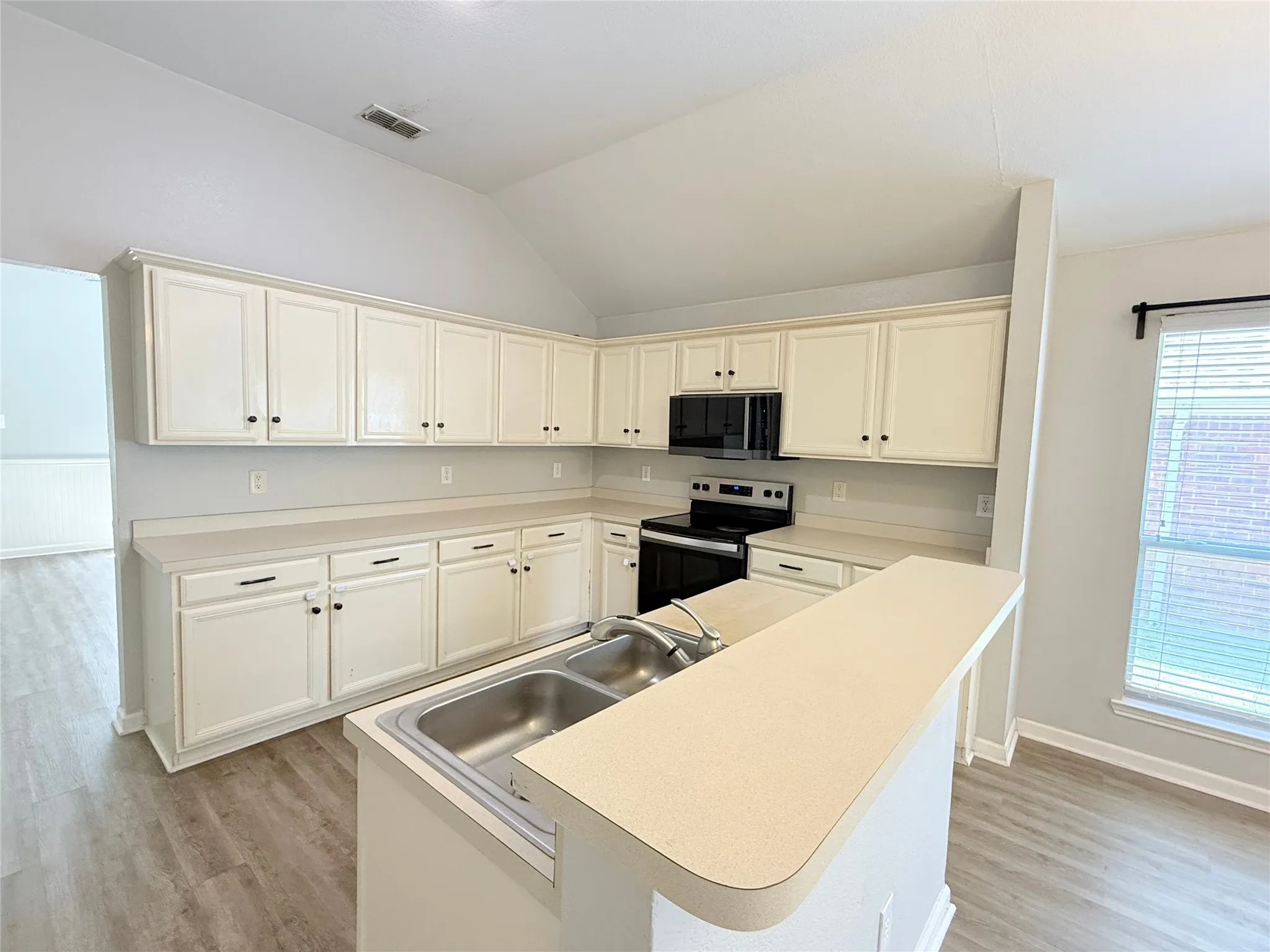 Single Family Residence For Rent in Collin County , 9120 Newport Lane, Mc Kinney, Texas 75071, 3 Bedroom, 2 Bathroom, 2 Garage spaces, 1,535 Sqft, built in 2000, mls#21367435, Real Estate Agent in Mc Kinney, Homes For Rent in Collin county, Homes For Rent in Mc Kinney, Realtor in Mc Kinney Texas, Real Estate Brokerage Independent Realty Texas, Luminita Cordes Realtor