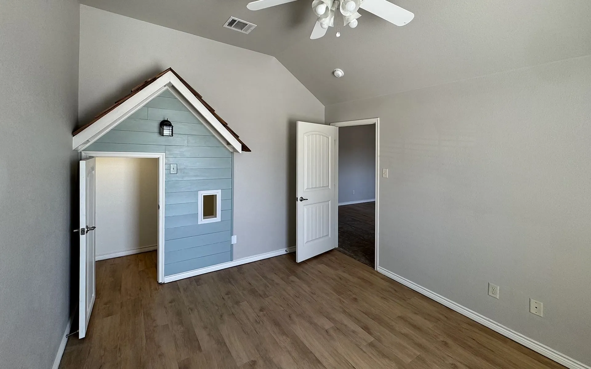 Single Family Residence For Rent in Kaufman County , 1113 Seguin Road, Forney, Texas 75126, 4 Bedroom, 4 Bathroom, 2 Garage spaces, 2,752 Sqft, built in 2014, Price $2,950, mls#21367557, Real Estate Agent in Forney, Homes For Rent in Kaufman county, Homes For Rent in Forney, Realtor in Forney Texas, Real Estate Brokerage Independent Realty Texas, Luminita Cordes Realtor