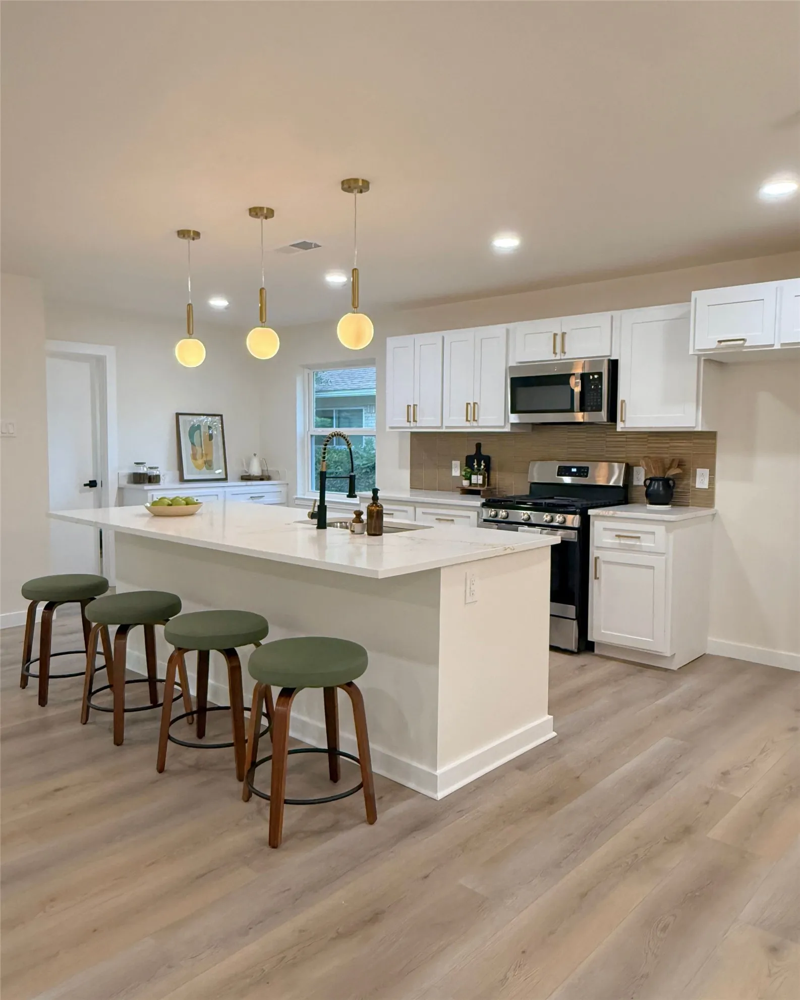 Single Family Residence For Sale in Dallas County , 12911 Mitchwin Road, Farmers Branch, Texas 75234, 3 Bedroom, 3 Bathroom, 2 Garage spaces, 2,276 Sqft, built in 1966, mls#21367565, Real Estate Agent in Farmers Branch, Homes For Sale in Dallas county, Homes For Sale in Farmers Branch, Realtor in Farmers Branch Texas, Real Estate Brokerage Independent Realty Texas, Luminita Cordes Realtor