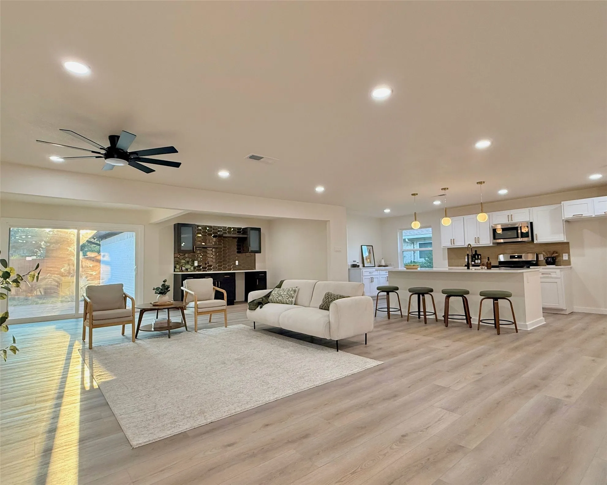 Single Family Residence For Sale in Dallas County , 12911 Mitchwin Road, Farmers Branch, Texas 75234, 3 Bedroom, 3 Bathroom, 2 Garage spaces, 2,276 Sqft, built in 1966, mls#21367565, Real Estate Agent in Farmers Branch, Homes For Sale in Dallas county, Homes For Sale in Farmers Branch, Realtor in Farmers Branch Texas, Real Estate Brokerage Independent Realty Texas, Luminita Cordes Realtor