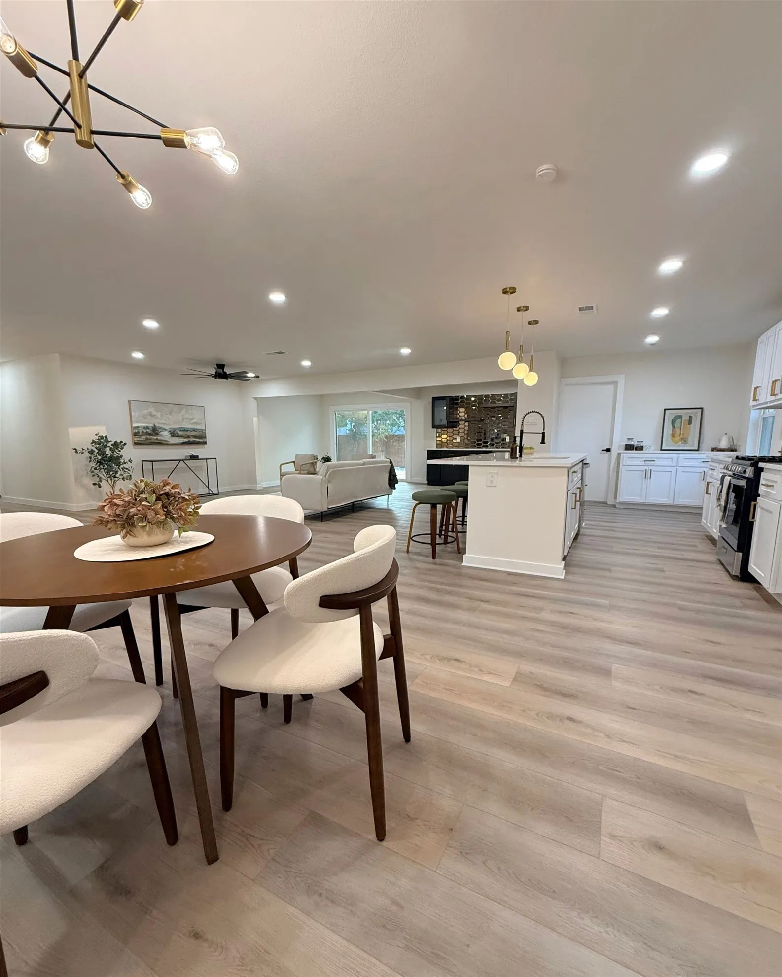Single Family Residence For Sale in Dallas County , 12911 Mitchwin Road, Farmers Branch, Texas 75234, 3 Bedroom, 3 Bathroom, 2 Garage spaces, 2,276 Sqft, built in 1966, mls#21367565, Real Estate Agent in Farmers Branch, Homes For Sale in Dallas county, Homes For Sale in Farmers Branch, Realtor in Farmers Branch Texas, Real Estate Brokerage Independent Realty Texas, Luminita Cordes Realtor
