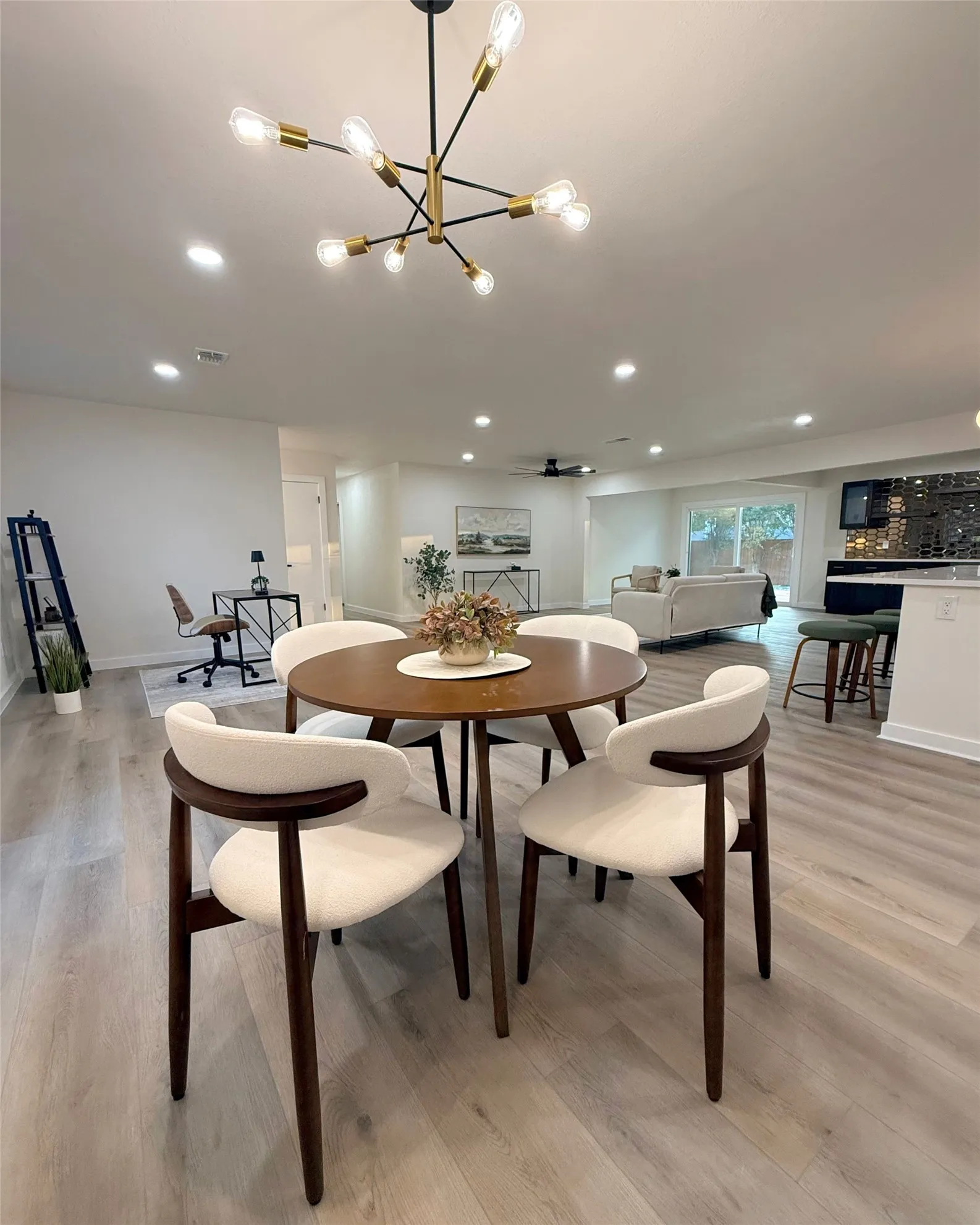 Single Family Residence For Sale in Dallas County , 12911 Mitchwin Road, Farmers Branch, Texas 75234, 3 Bedroom, 3 Bathroom, 2 Garage spaces, 2,276 Sqft, built in 1966, mls#21367565, Real Estate Agent in Farmers Branch, Homes For Sale in Dallas county, Homes For Sale in Farmers Branch, Realtor in Farmers Branch Texas, Real Estate Brokerage Independent Realty Texas, Luminita Cordes Realtor