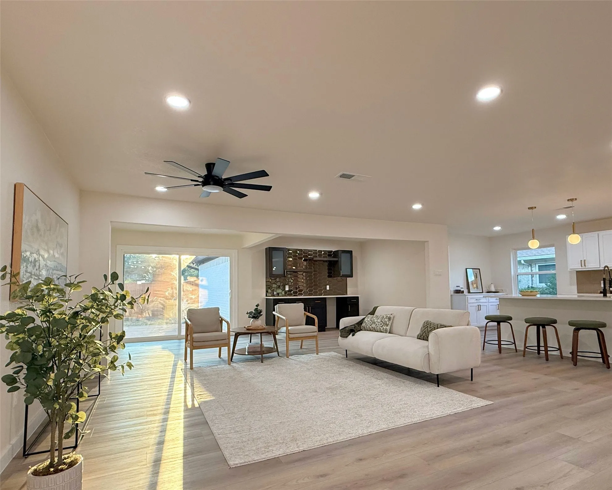 Single Family Residence For Sale in Dallas County , 12911 Mitchwin Road, Farmers Branch, Texas 75234, 3 Bedroom, 3 Bathroom, 2 Garage spaces, 2,276 Sqft, built in 1966, mls#21367565, Real Estate Agent in Farmers Branch, Homes For Sale in Dallas county, Homes For Sale in Farmers Branch, Realtor in Farmers Branch Texas, Real Estate Brokerage Independent Realty Texas, Luminita Cordes Realtor
