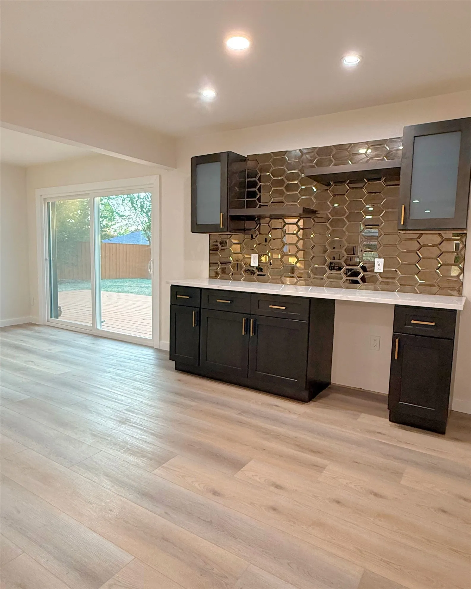 Single Family Residence For Sale in Dallas County , 12911 Mitchwin Road, Farmers Branch, Texas 75234, 3 Bedroom, 3 Bathroom, 2 Garage spaces, 2,276 Sqft, built in 1966, mls#21367565, Real Estate Agent in Farmers Branch, Homes For Sale in Dallas county, Homes For Sale in Farmers Branch, Realtor in Farmers Branch Texas, Real Estate Brokerage Independent Realty Texas, Luminita Cordes Realtor