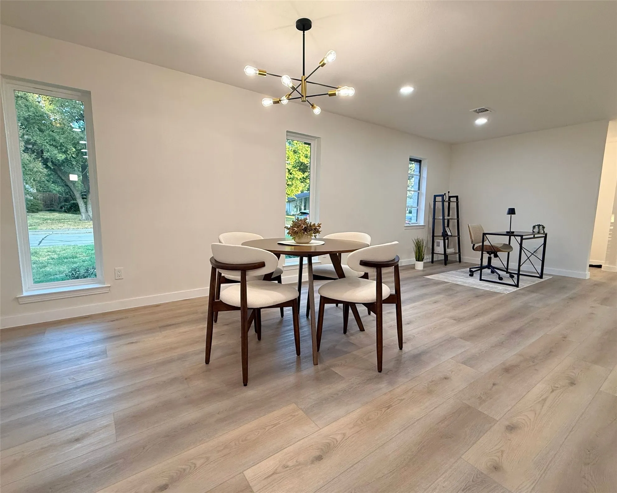 Single Family Residence For Sale in Dallas County , 12911 Mitchwin Road, Farmers Branch, Texas 75234, 3 Bedroom, 3 Bathroom, 2 Garage spaces, 2,276 Sqft, built in 1966, mls#21367565, Real Estate Agent in Farmers Branch, Homes For Sale in Dallas county, Homes For Sale in Farmers Branch, Realtor in Farmers Branch Texas, Real Estate Brokerage Independent Realty Texas, Luminita Cordes Realtor