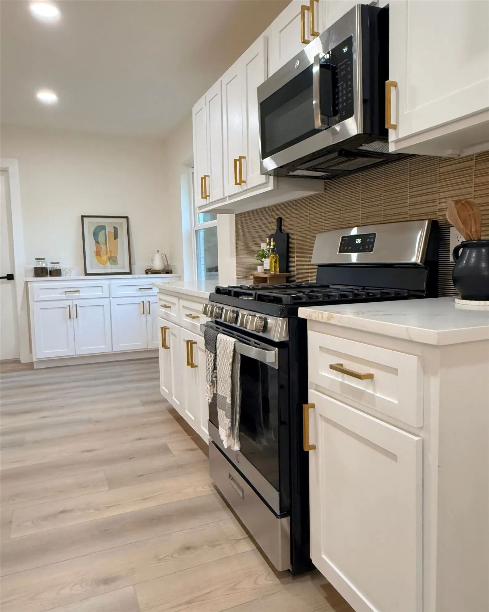Single Family Residence For Sale in Dallas County , 12911 Mitchwin Road, Farmers Branch, Texas 75234, 3 Bedroom, 3 Bathroom, 2 Garage spaces, 2,276 Sqft, built in 1966, mls#21367565, Real Estate Agent in Farmers Branch, Homes For Sale in Dallas county, Homes For Sale in Farmers Branch, Realtor in Farmers Branch Texas, Real Estate Brokerage Independent Realty Texas, Luminita Cordes Realtor