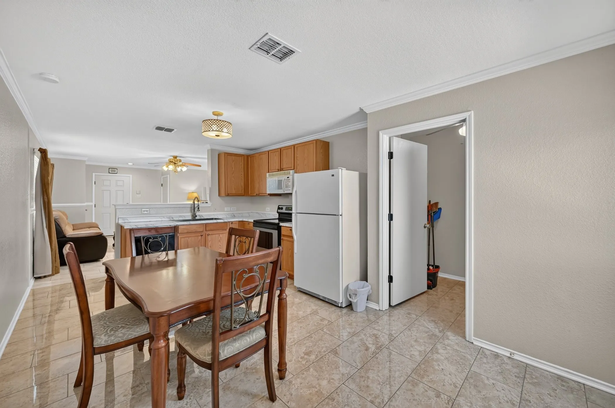 Single Family Residence For Sale in Tarrant County , 1509 Castle Ridge Road, Fort Worth, Texas 76140, 2 Bedroom, 1 Bathroom, 2 Garage spaces, 1,030 Sqft, built in 2005, mls#21367551, Real Estate Agent in Fort Worth, Homes For Sale in Tarrant county, Homes For Sale in Fort Worth, Realtor in Fort Worth Texas, Real Estate Brokerage Independent Realty Texas, Luminita Cordes Realtor