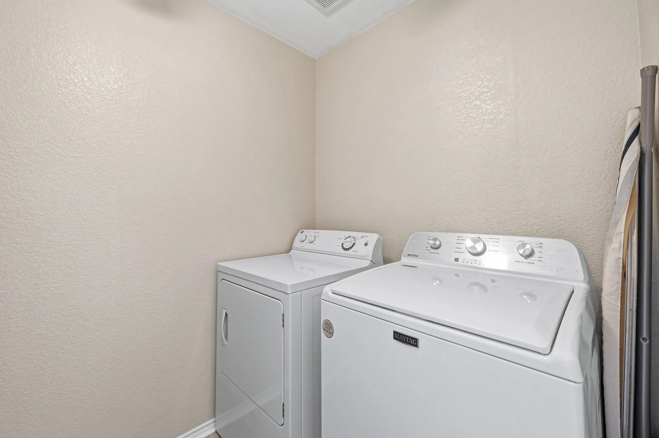 Single Family Residence For Sale in Tarrant County , 1509 Castle Ridge Road, Fort Worth, Texas 76140, 2 Bedroom, 1 Bathroom, 2 Garage spaces, 1,030 Sqft, built in 2005, mls#21367551, Real Estate Agent in Fort Worth, Homes For Sale in Tarrant county, Homes For Sale in Fort Worth, Realtor in Fort Worth Texas, Real Estate Brokerage Independent Realty Texas, Luminita Cordes Realtor