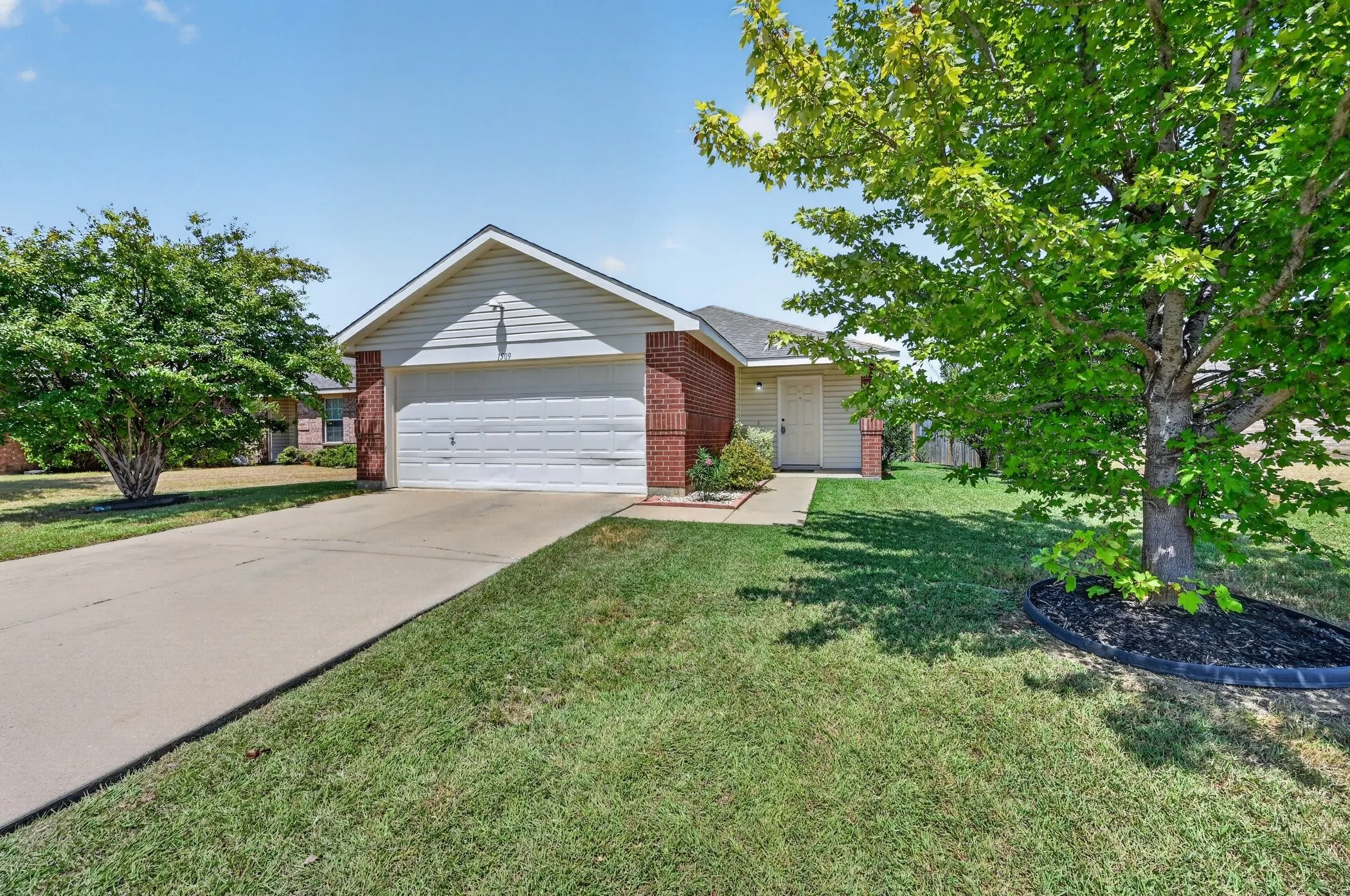Single Family Residence For Sale in Tarrant County , 1509 Castle Ridge Road, Fort Worth, Texas 76140, 2 Bedroom, 1 Bathroom, 2 Garage spaces, 1,030 Sqft, built in 2005, mls#21367551, Real Estate Agent in Fort Worth, Homes For Sale in Tarrant county, Homes For Sale in Fort Worth, Realtor in Fort Worth Texas, Real Estate Brokerage Independent Realty Texas, Luminita Cordes Realtor
