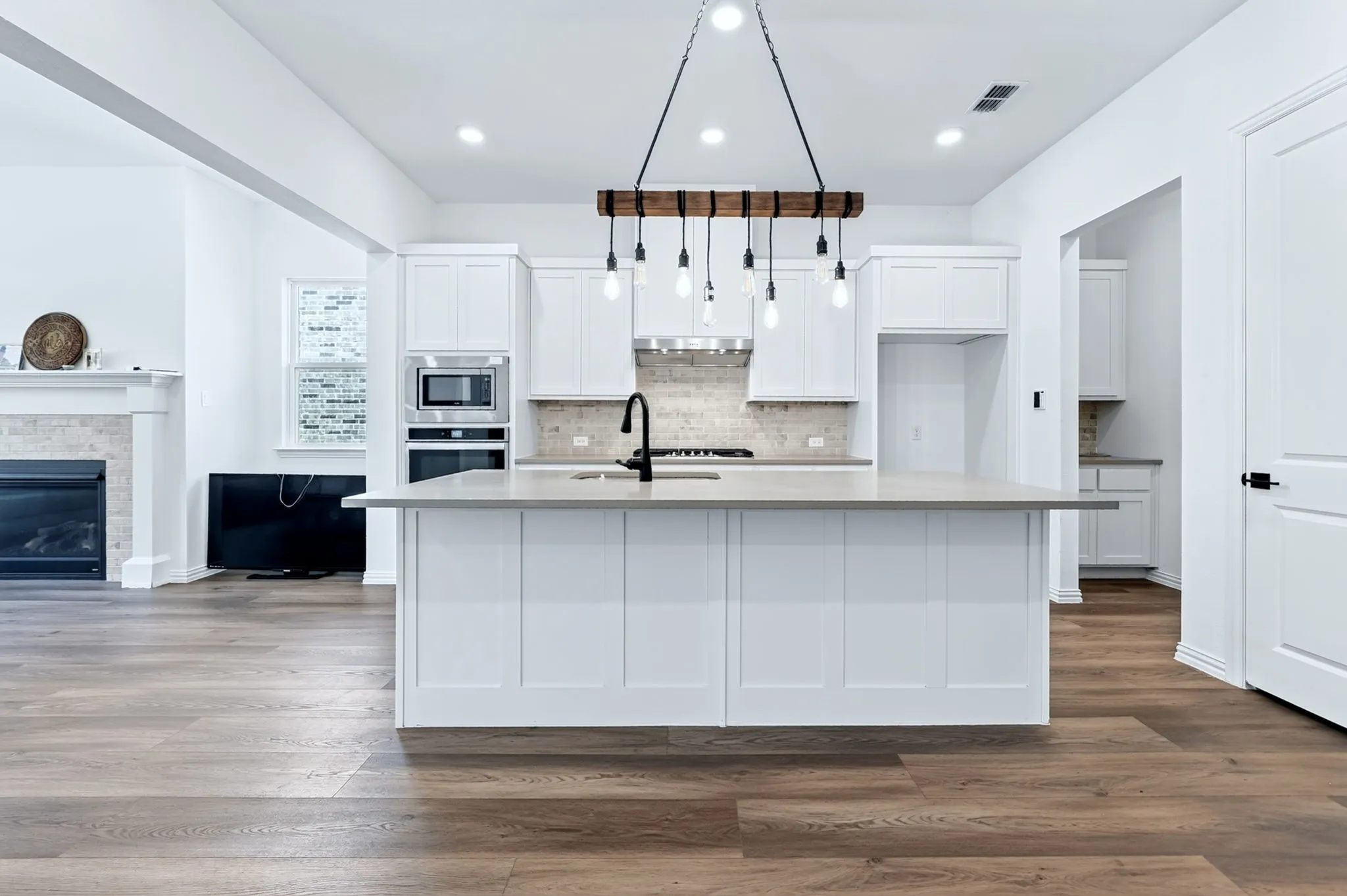 Single Family Residence For Sale in Collin County , 836 Utica Drive, Mc Kinney, Texas 75069, 3 Bedroom, 4 Bathroom, 2 Garage spaces, 2,394 Sqft, built in 2021, mls#21367414, Real Estate Agent in Mc Kinney, Homes For Sale in Collin county, Homes For Sale in Mc Kinney, Realtor in Mc Kinney Texas, Real Estate Brokerage Independent Realty Texas, Luminita Cordes Realtor