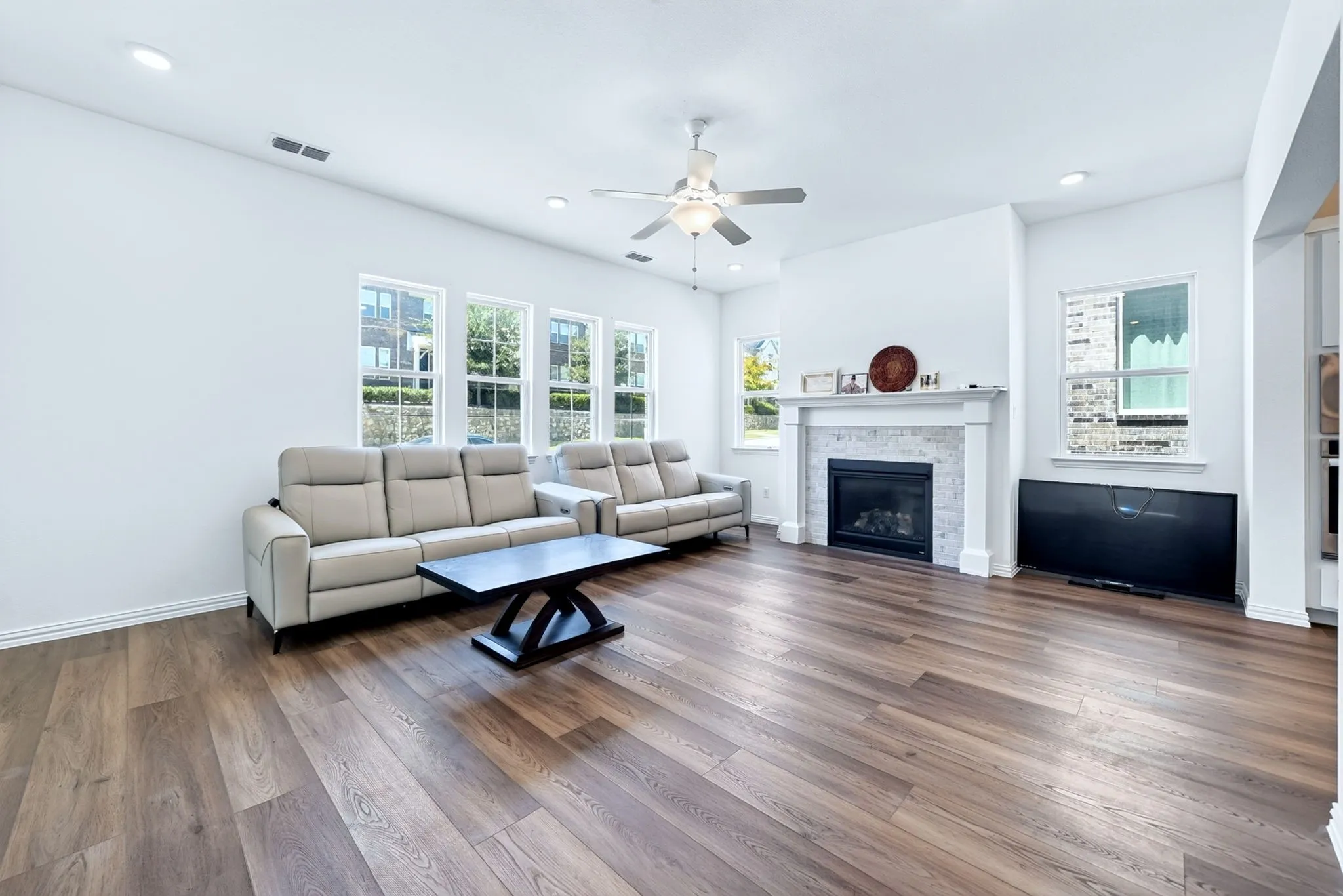 Single Family Residence For Sale in Collin County , 836 Utica Drive, Mc Kinney, Texas 75069, 3 Bedroom, 4 Bathroom, 2 Garage spaces, 2,394 Sqft, built in 2021, mls#21367414, Real Estate Agent in Mc Kinney, Homes For Sale in Collin county, Homes For Sale in Mc Kinney, Realtor in Mc Kinney Texas, Real Estate Brokerage Independent Realty Texas, Luminita Cordes Realtor