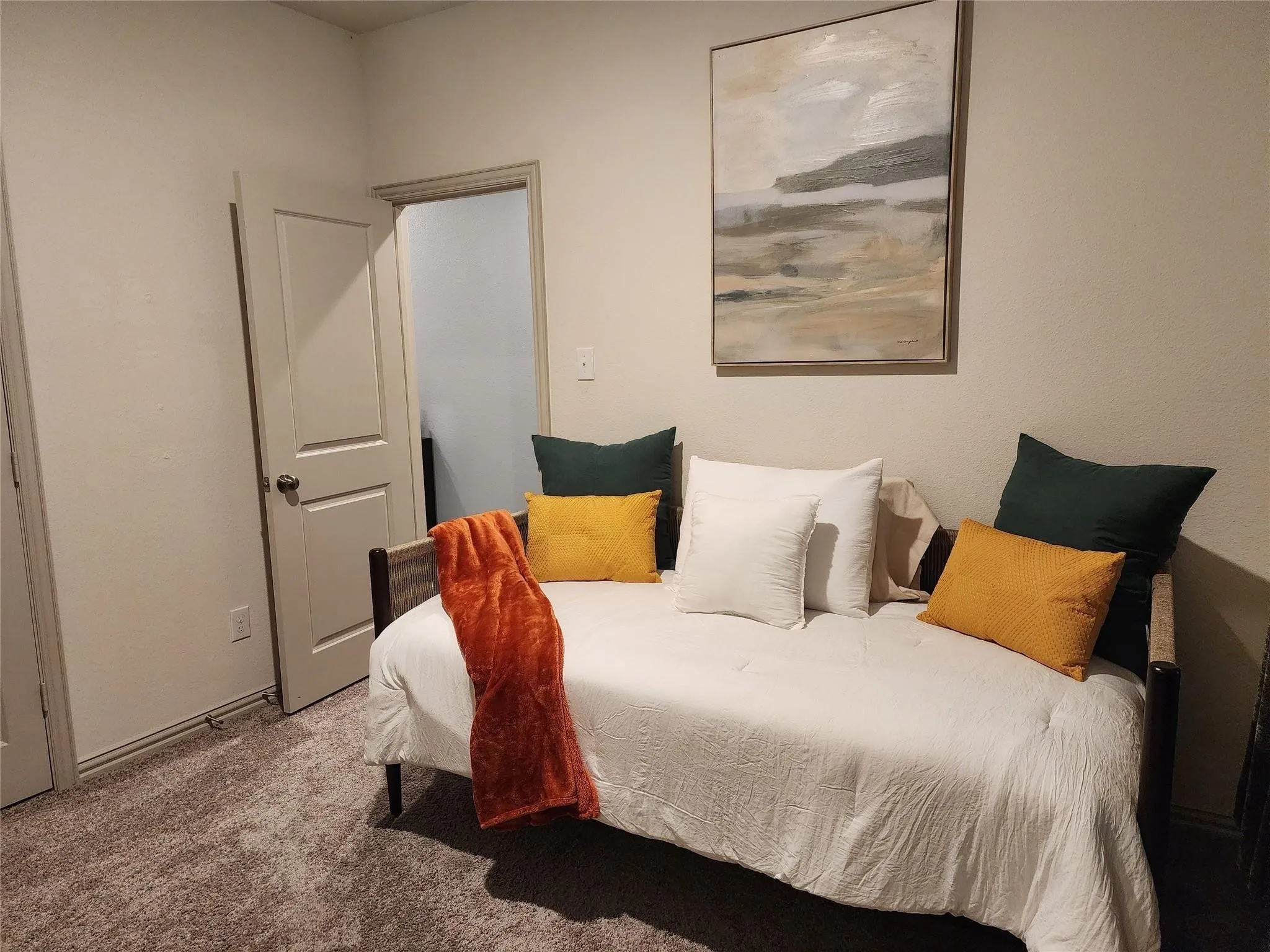 Neutral wall paint with textured carpet