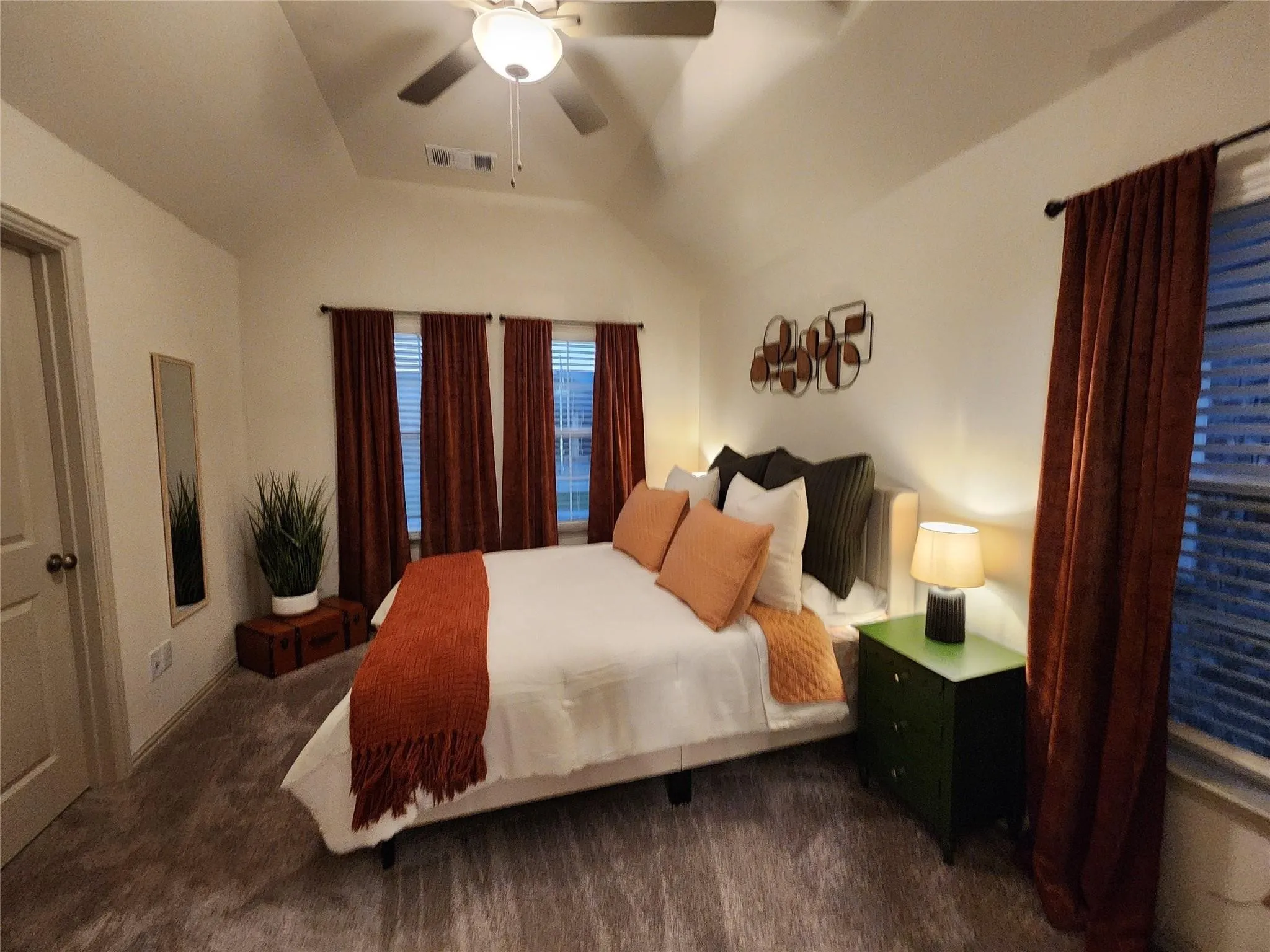 Tray ceiling with a ceiling fan