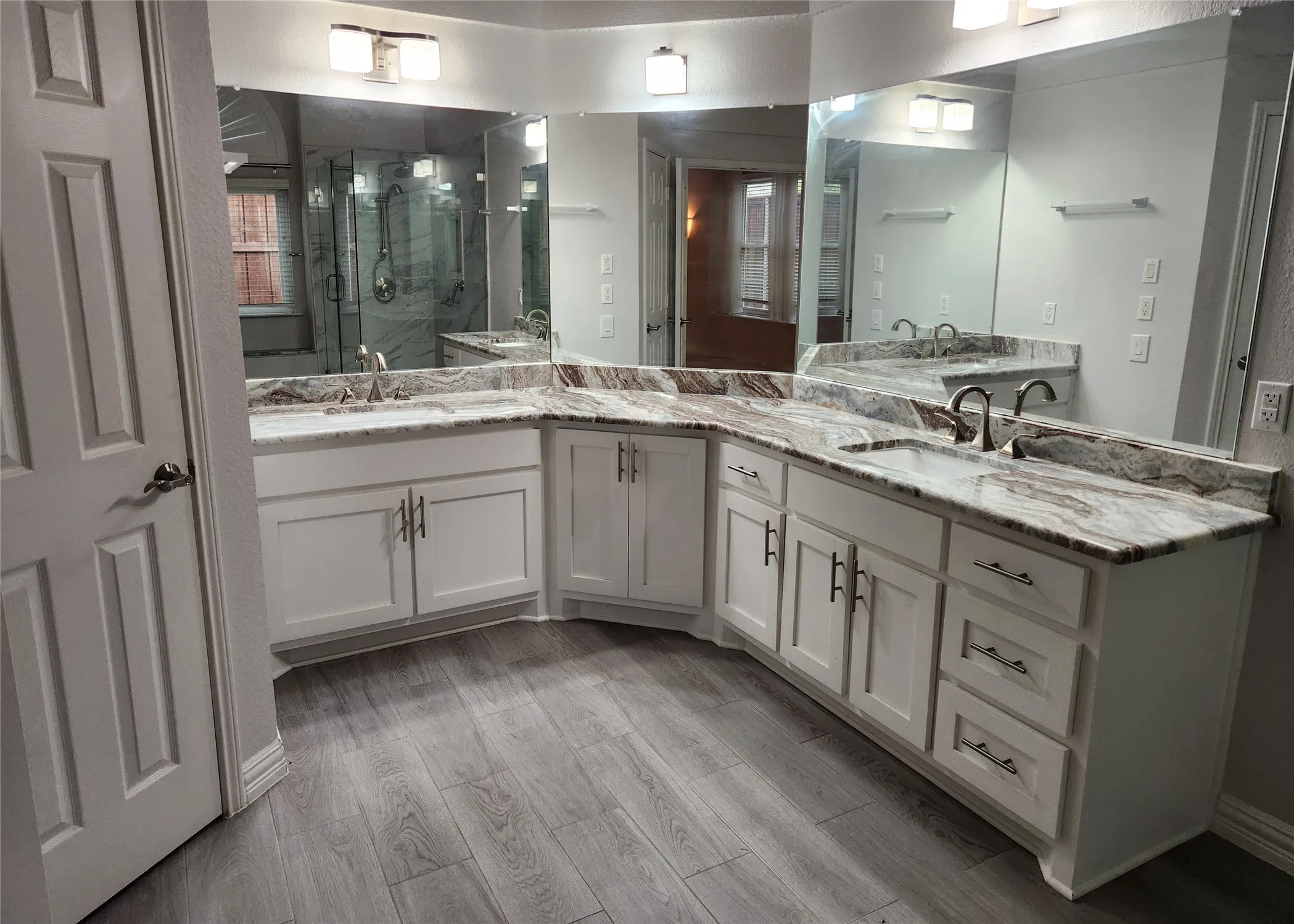 Large vanity area with 2 sinks