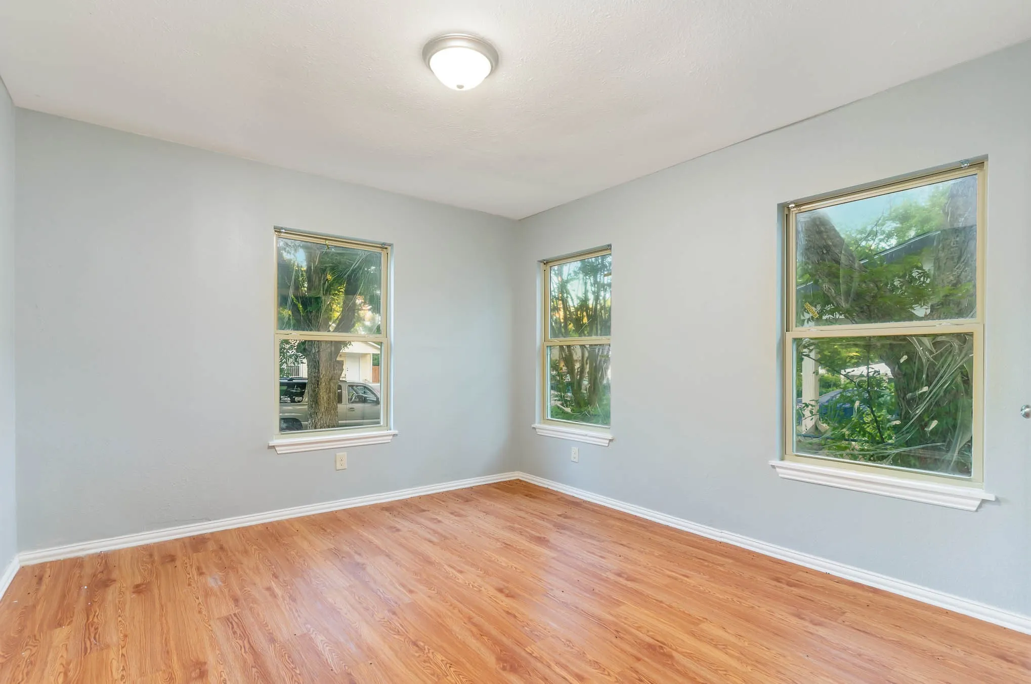 Single Family Residence For Sale in Dallas County , 3715 Hancock Street, Dallas, Texas 75210, 4 Bedroom, 2 Bathroom, Garage spaces, 1,290 Sqft, built in 1951, Price $207,000, mls#21367585, Real Estate Agent in Dallas, Homes For Sale in Dallas county, Homes For Sale in Dallas, Realtor in Dallas Texas, Real Estate Brokerage Independent Realty Texas, Luminita Cordes Realtor