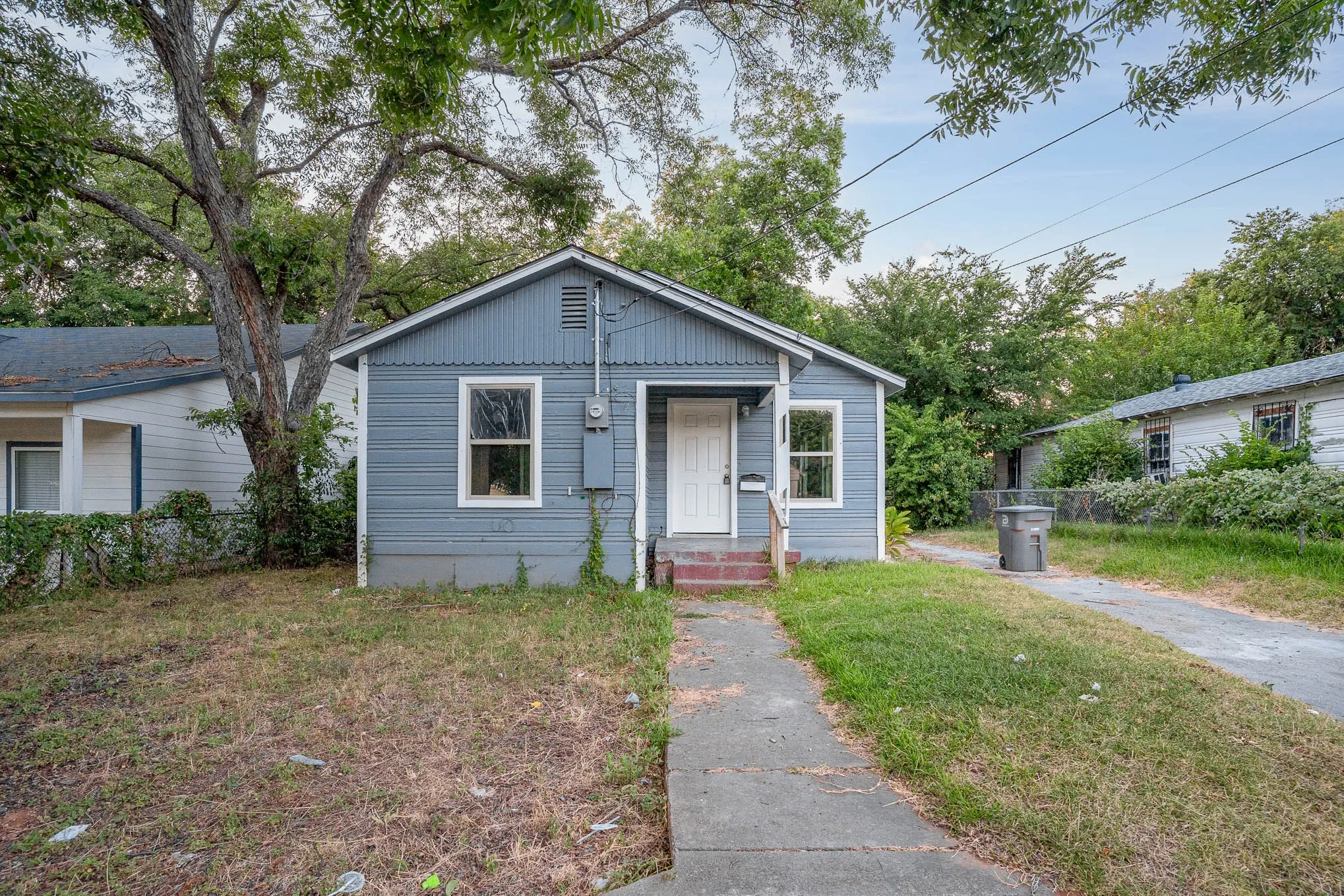 Single Family Residence For Sale in Dallas County , 3715 Hancock Street, Dallas, Texas 75210, 4 Bedroom, 2 Bathroom, Garage spaces, 1,290 Sqft, built in 1951, Price $207,000, mls#21367585, Real Estate Agent in Dallas, Homes For Sale in Dallas county, Homes For Sale in Dallas, Realtor in Dallas Texas, Real Estate Brokerage Independent Realty Texas, Luminita Cordes Realtor