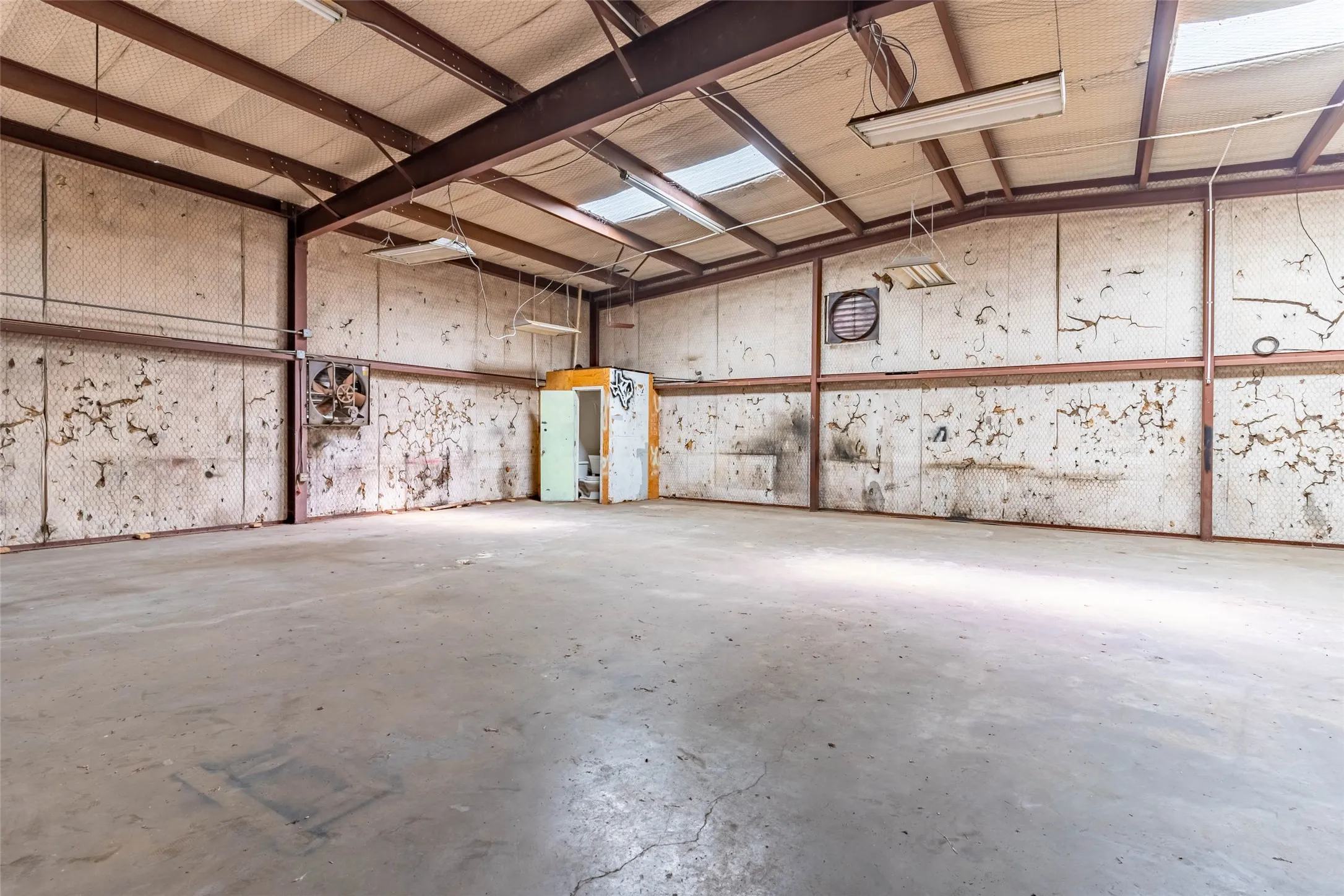 Warehouse For Rent in Kaufman County , 2000 Front Street 2002, Kaufman, Texas 75142, 0, 0, Garage spaces, 0 Sqft, built in 2020, mls#21362204, Real Estate Agent in Kaufman, Homes For Rent in Kaufman county, Homes For Rent in Kaufman, Realtor in Kaufman Texas, Real Estate Brokerage Independent Realty Texas, Luminita Cordes Realtor