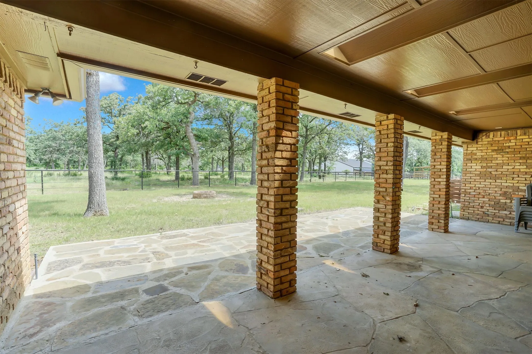 Single Family Residence For Rent in Denton County , 631 Fm 407 E, Argyle, Texas 76226, 4 Bedroom, 3 Bathroom, 3 Garage spaces, 4,790 Sqft, built in 1984, mls#21367602, Real Estate Agent in Argyle, Homes For Rent in Denton county, Homes For Rent in Argyle, Realtor in Argyle Texas, Real Estate Brokerage Independent Realty Texas, Luminita Cordes Realtor