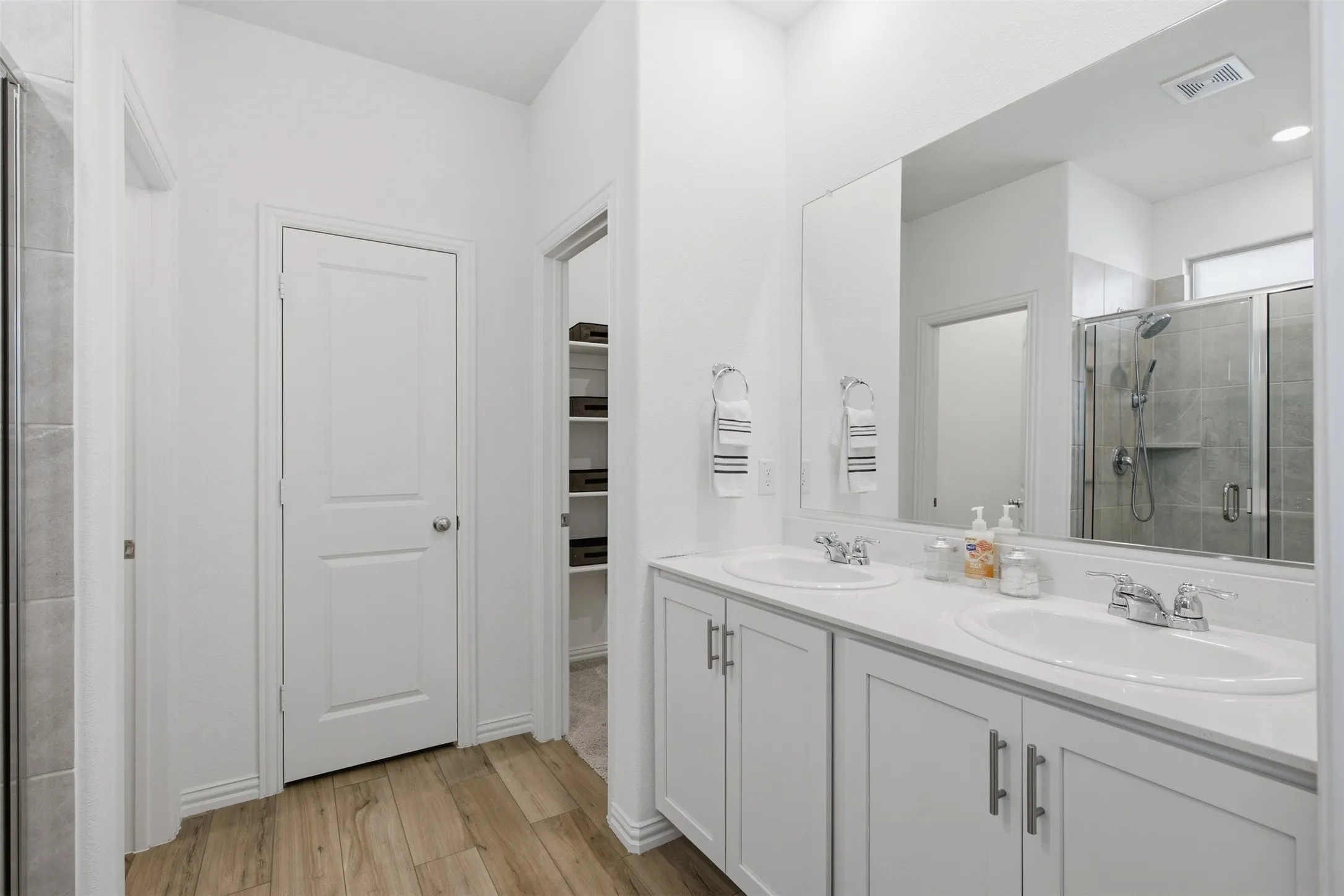 dual sinks and linen closet