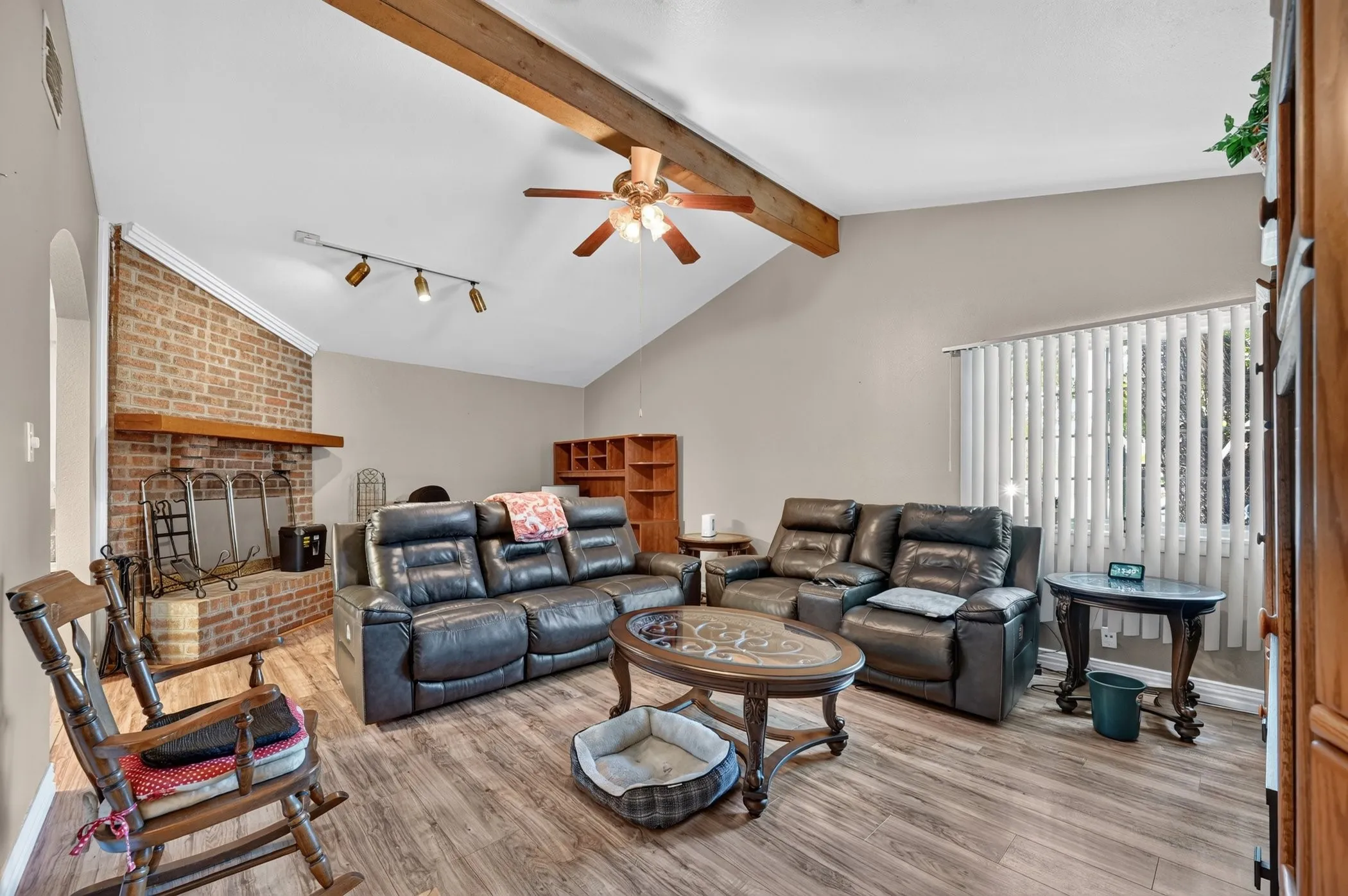 Single Family Residence For Sale in Dallas County , 3532 Edgebrook Drive, Mesquite, Texas 75150, 3 Bedroom, 2 Bathroom, Garage spaces, 1,387 Sqft, built in 1959, mls#21358882, Real Estate Agent in Mesquite, Homes For Sale in Dallas county, Homes For Sale in Mesquite, Realtor in Mesquite Texas, Real Estate Brokerage Independent Realty Texas, Luminita Cordes Realtor