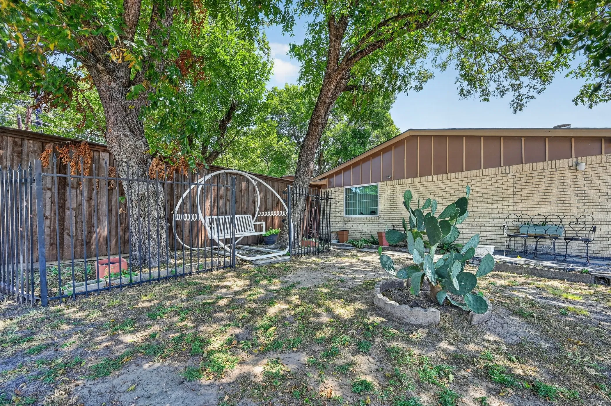 Single Family Residence For Sale in Dallas County , 3532 Edgebrook Drive, Mesquite, Texas 75150, 3 Bedroom, 2 Bathroom, Garage spaces, 1,387 Sqft, built in 1959, mls#21358882, Real Estate Agent in Mesquite, Homes For Sale in Dallas county, Homes For Sale in Mesquite, Realtor in Mesquite Texas, Real Estate Brokerage Independent Realty Texas, Luminita Cordes Realtor
