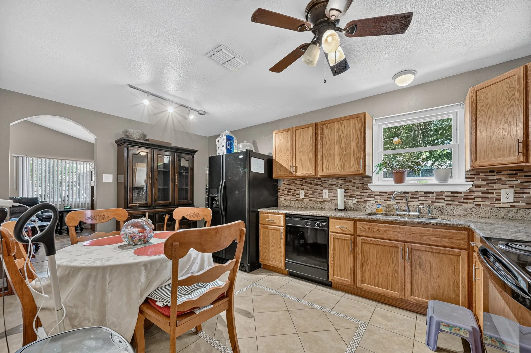 Single Family Residence For Sale in Dallas County , 3532 Edgebrook Drive, Mesquite, Texas 75150, 3 Bedroom, 2 Bathroom, Garage spaces, 1,387 Sqft, built in 1959, mls#21358882, Real Estate Agent in Mesquite, Homes For Sale in Dallas county, Homes For Sale in Mesquite, Realtor in Mesquite Texas, Real Estate Brokerage Independent Realty Texas, Luminita Cordes Realtor