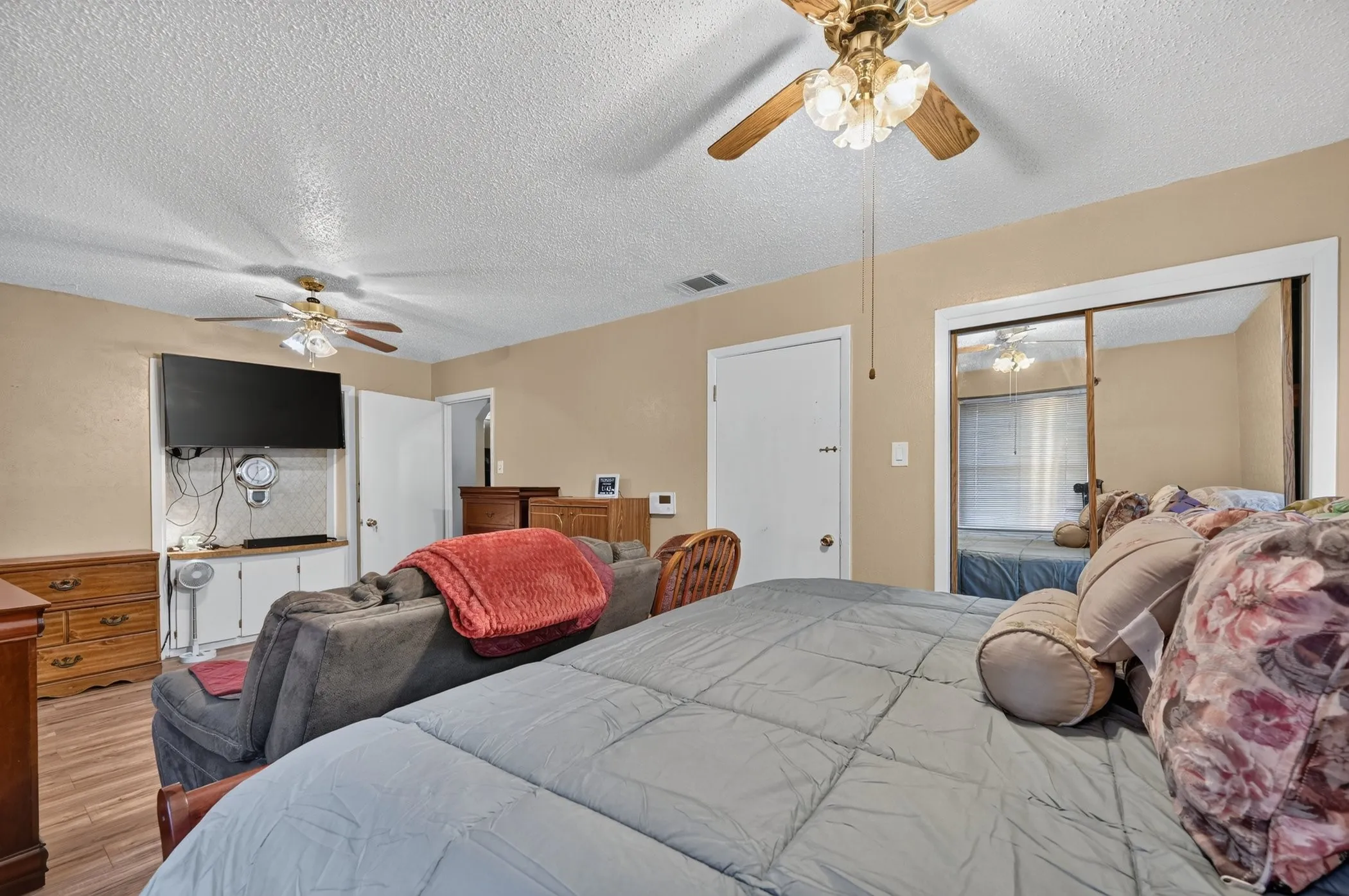 Single Family Residence For Sale in Dallas County , 3532 Edgebrook Drive, Mesquite, Texas 75150, 3 Bedroom, 2 Bathroom, Garage spaces, 1,387 Sqft, built in 1959, mls#21358882, Real Estate Agent in Mesquite, Homes For Sale in Dallas county, Homes For Sale in Mesquite, Realtor in Mesquite Texas, Real Estate Brokerage Independent Realty Texas, Luminita Cordes Realtor
