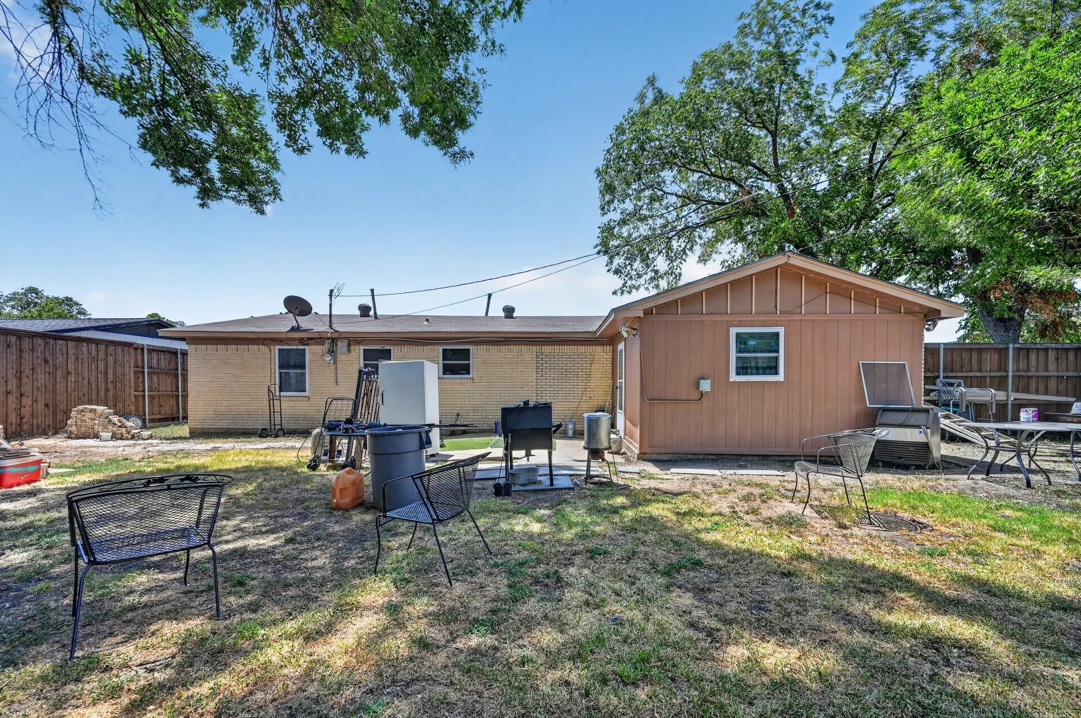Single Family Residence For Sale in Dallas County , 3532 Edgebrook Drive, Mesquite, Texas 75150, 3 Bedroom, 2 Bathroom, Garage spaces, 1,387 Sqft, built in 1959, mls#21358882, Real Estate Agent in Mesquite, Homes For Sale in Dallas county, Homes For Sale in Mesquite, Realtor in Mesquite Texas, Real Estate Brokerage Independent Realty Texas, Luminita Cordes Realtor
