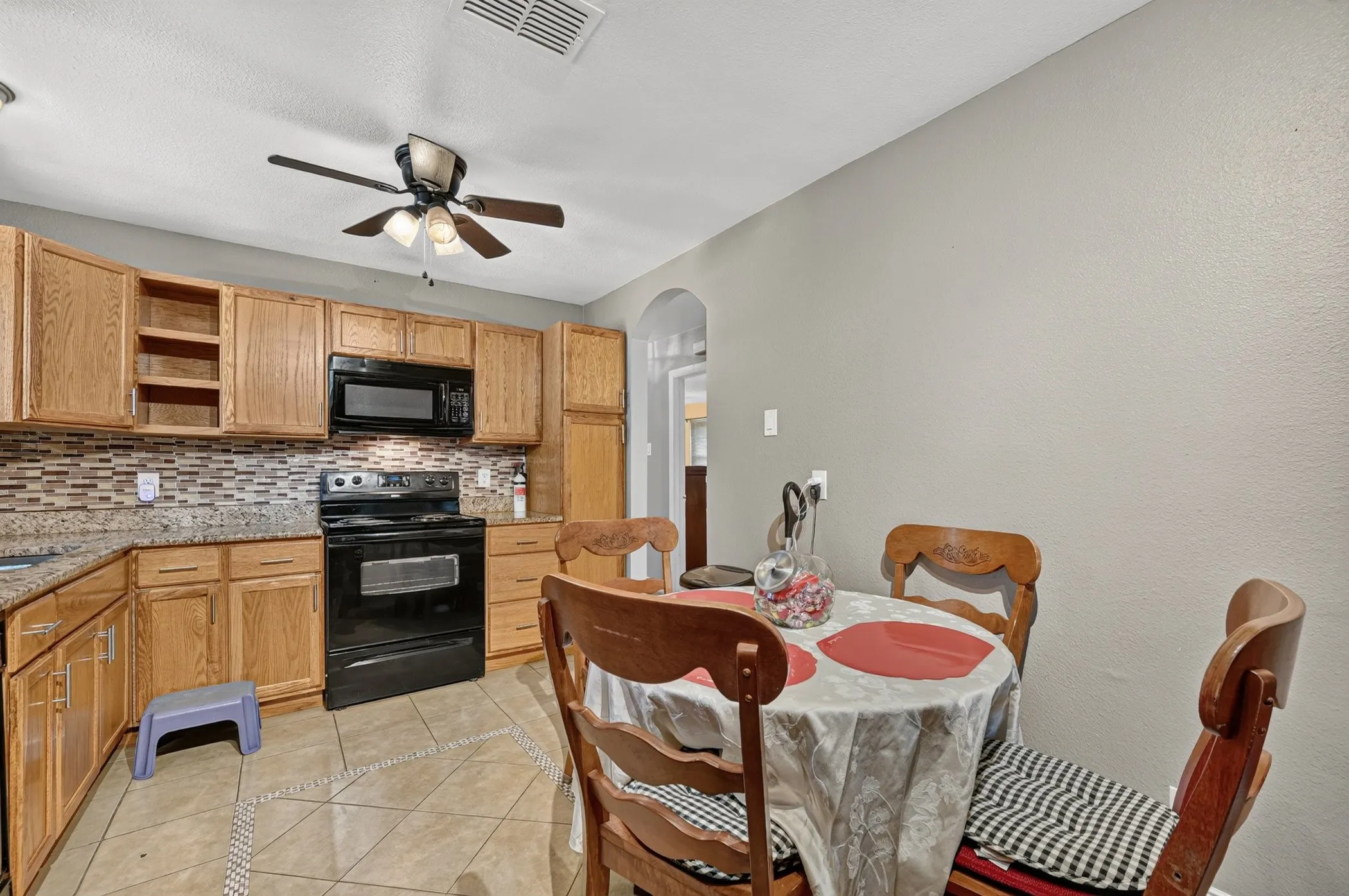 Single Family Residence For Sale in Dallas County , 3532 Edgebrook Drive, Mesquite, Texas 75150, 3 Bedroom, 2 Bathroom, Garage spaces, 1,387 Sqft, built in 1959, mls#21358882, Real Estate Agent in Mesquite, Homes For Sale in Dallas county, Homes For Sale in Mesquite, Realtor in Mesquite Texas, Real Estate Brokerage Independent Realty Texas, Luminita Cordes Realtor