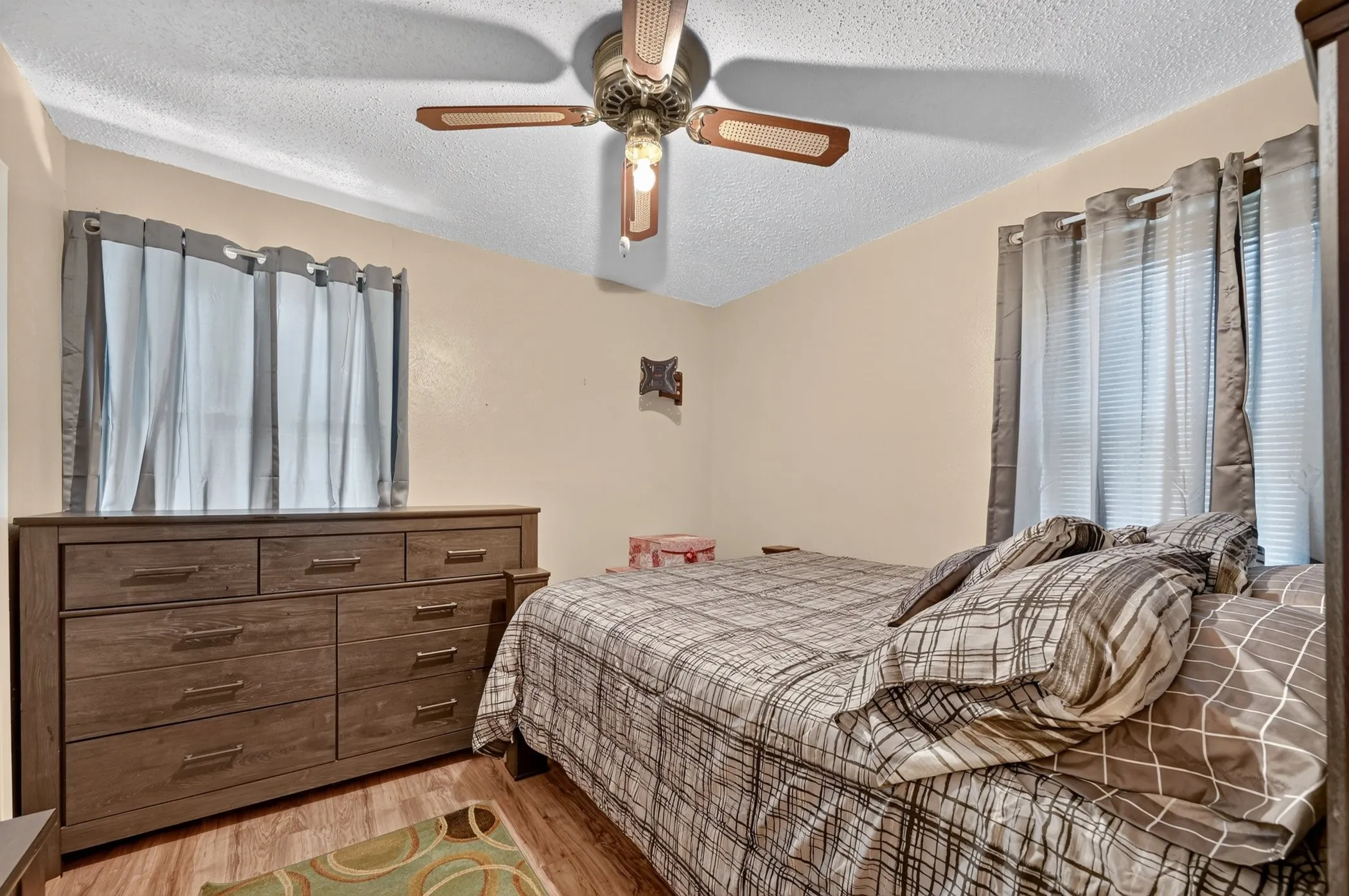 Single Family Residence For Sale in Dallas County , 3532 Edgebrook Drive, Mesquite, Texas 75150, 3 Bedroom, 2 Bathroom, Garage spaces, 1,387 Sqft, built in 1959, mls#21358882, Real Estate Agent in Mesquite, Homes For Sale in Dallas county, Homes For Sale in Mesquite, Realtor in Mesquite Texas, Real Estate Brokerage Independent Realty Texas, Luminita Cordes Realtor