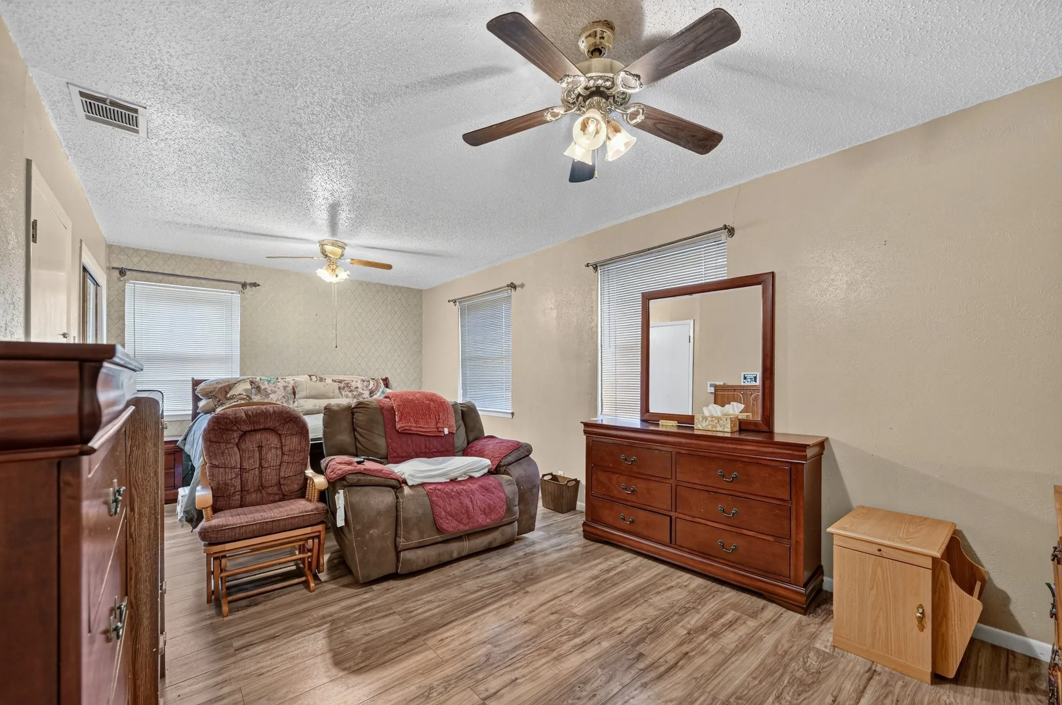 Single Family Residence For Sale in Dallas County , 3532 Edgebrook Drive, Mesquite, Texas 75150, 3 Bedroom, 2 Bathroom, Garage spaces, 1,387 Sqft, built in 1959, mls#21358882, Real Estate Agent in Mesquite, Homes For Sale in Dallas county, Homes For Sale in Mesquite, Realtor in Mesquite Texas, Real Estate Brokerage Independent Realty Texas, Luminita Cordes Realtor