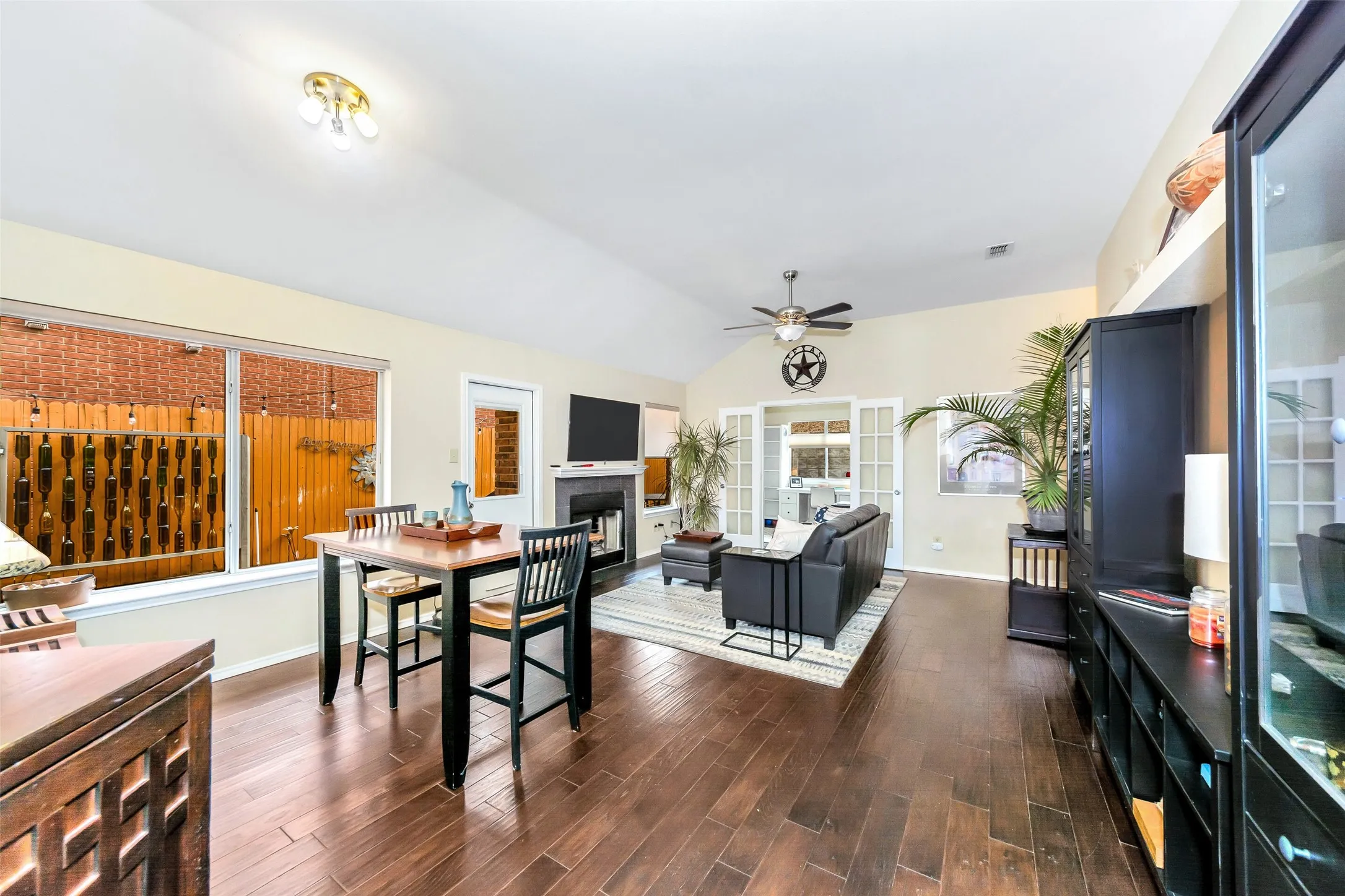 Single Family Residence For Rent in Tarrant County , 1441 Hampton Road, Grapevine, Texas 76051, 3 Bedroom, 2 Bathroom, 2 Garage spaces, 1,288 Sqft, built in 1988, mls#21367569, Real Estate Agent in Grapevine, Homes For Rent in Tarrant county, Homes For Rent in Grapevine, Realtor in Grapevine Texas, Real Estate Brokerage Independent Realty Texas, Luminita Cordes Realtor