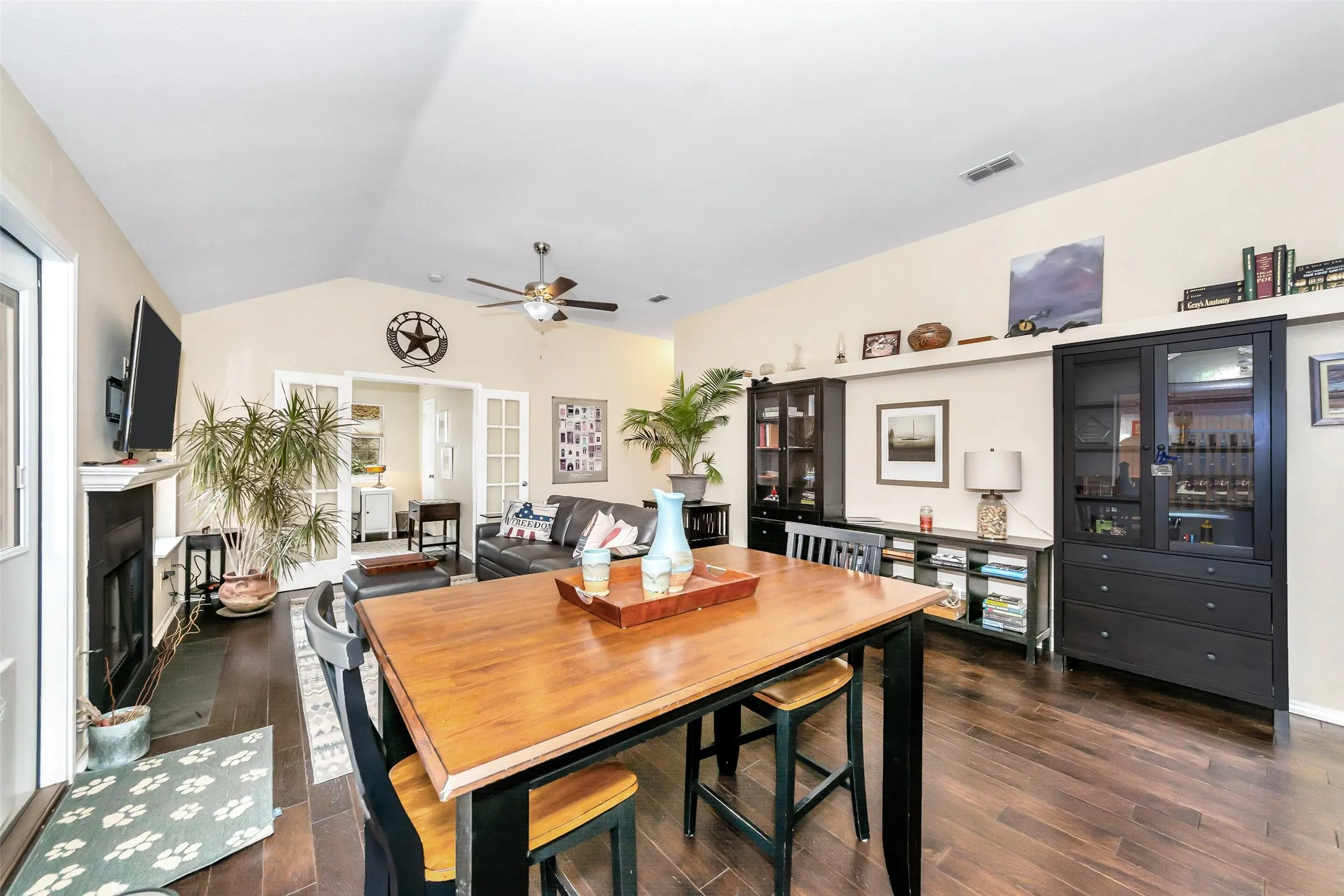 Single Family Residence For Rent in Tarrant County , 1441 Hampton Road, Grapevine, Texas 76051, 3 Bedroom, 2 Bathroom, 2 Garage spaces, 1,288 Sqft, built in 1988, mls#21367569, Real Estate Agent in Grapevine, Homes For Rent in Tarrant county, Homes For Rent in Grapevine, Realtor in Grapevine Texas, Real Estate Brokerage Independent Realty Texas, Luminita Cordes Realtor