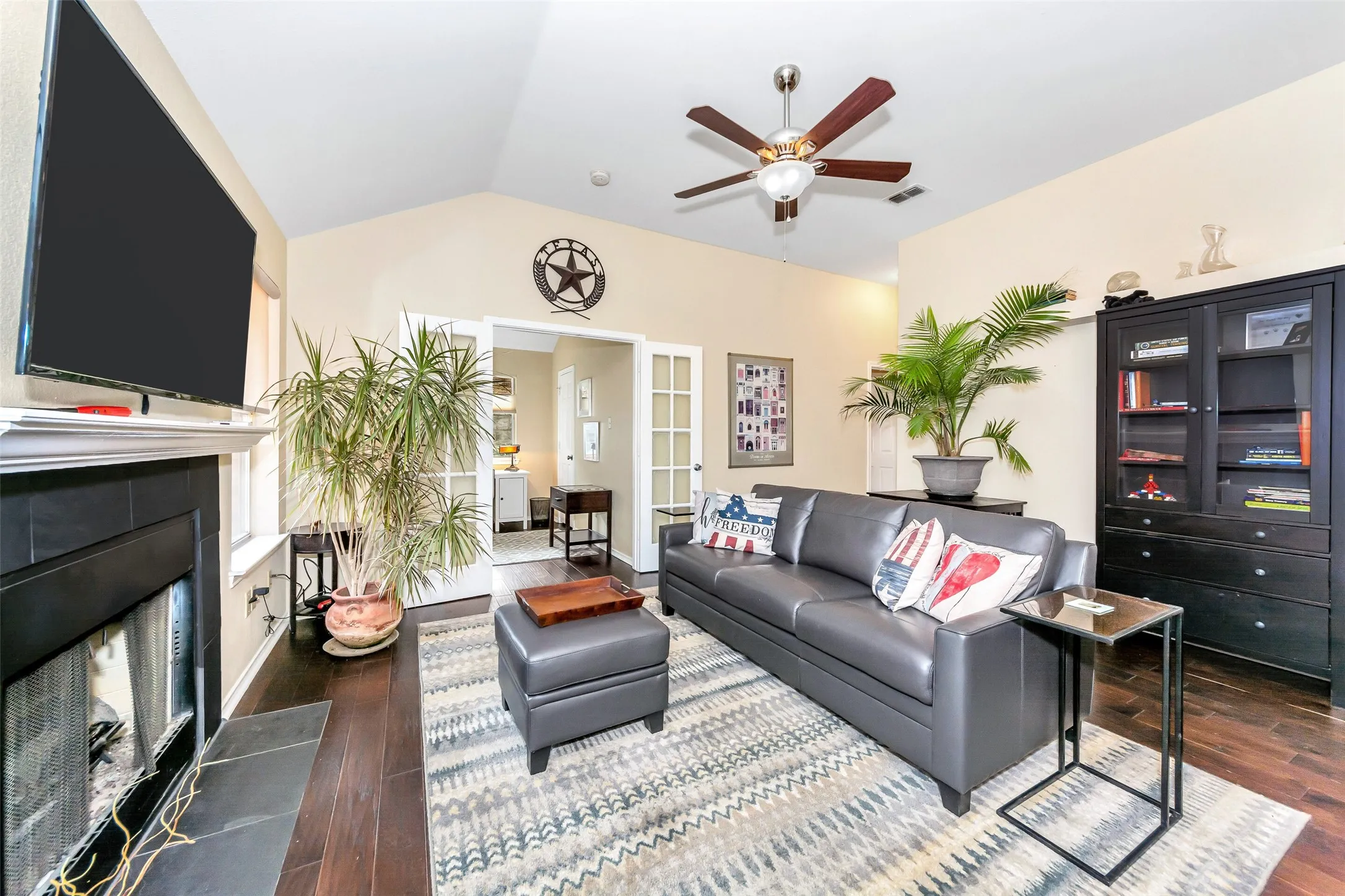 Single Family Residence For Rent in Tarrant County , 1441 Hampton Road, Grapevine, Texas 76051, 3 Bedroom, 2 Bathroom, 2 Garage spaces, 1,288 Sqft, built in 1988, mls#21367569, Real Estate Agent in Grapevine, Homes For Rent in Tarrant county, Homes For Rent in Grapevine, Realtor in Grapevine Texas, Real Estate Brokerage Independent Realty Texas, Luminita Cordes Realtor