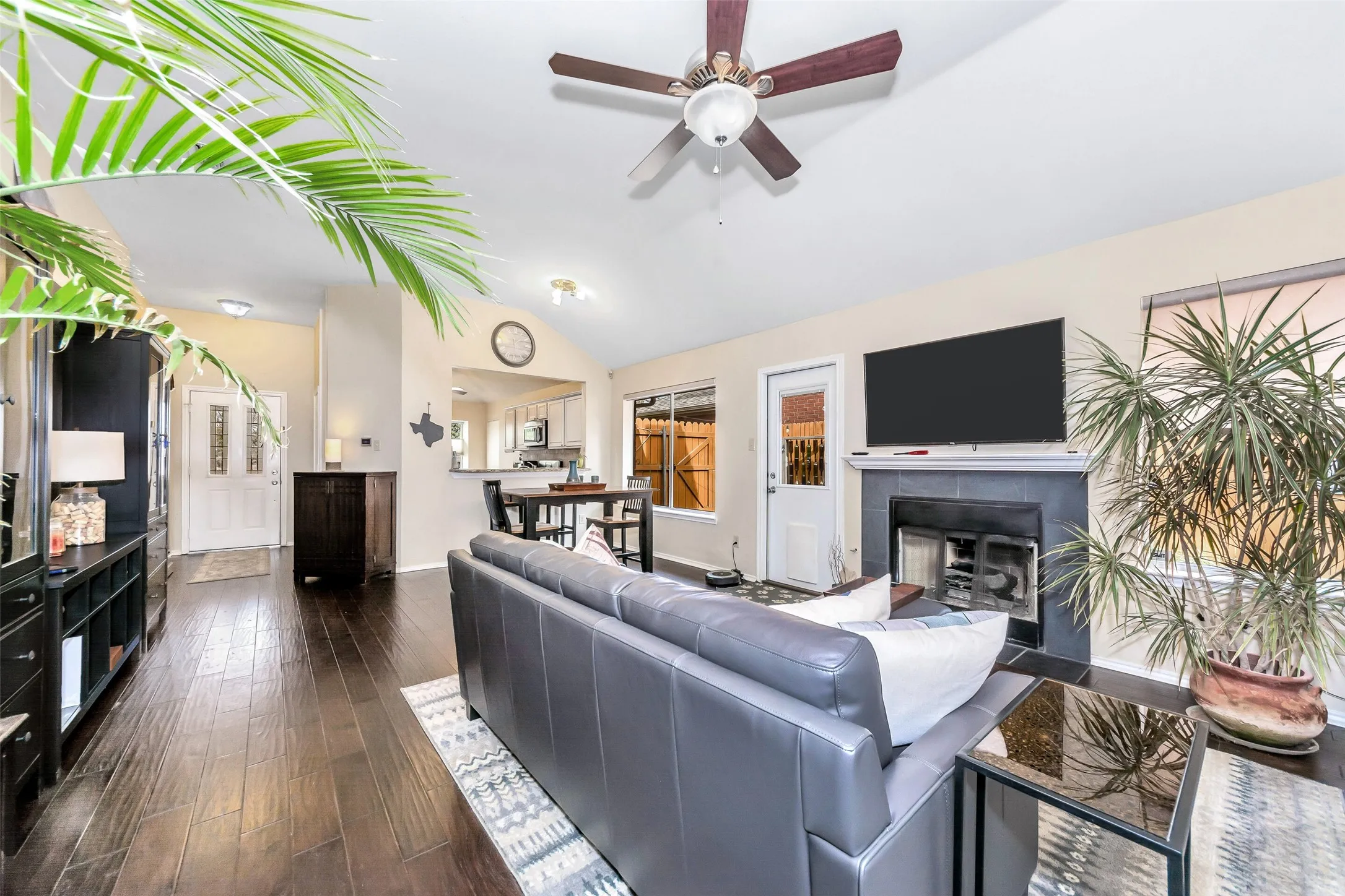 Single Family Residence For Rent in Tarrant County , 1441 Hampton Road, Grapevine, Texas 76051, 3 Bedroom, 2 Bathroom, 2 Garage spaces, 1,288 Sqft, built in 1988, mls#21367569, Real Estate Agent in Grapevine, Homes For Rent in Tarrant county, Homes For Rent in Grapevine, Realtor in Grapevine Texas, Real Estate Brokerage Independent Realty Texas, Luminita Cordes Realtor