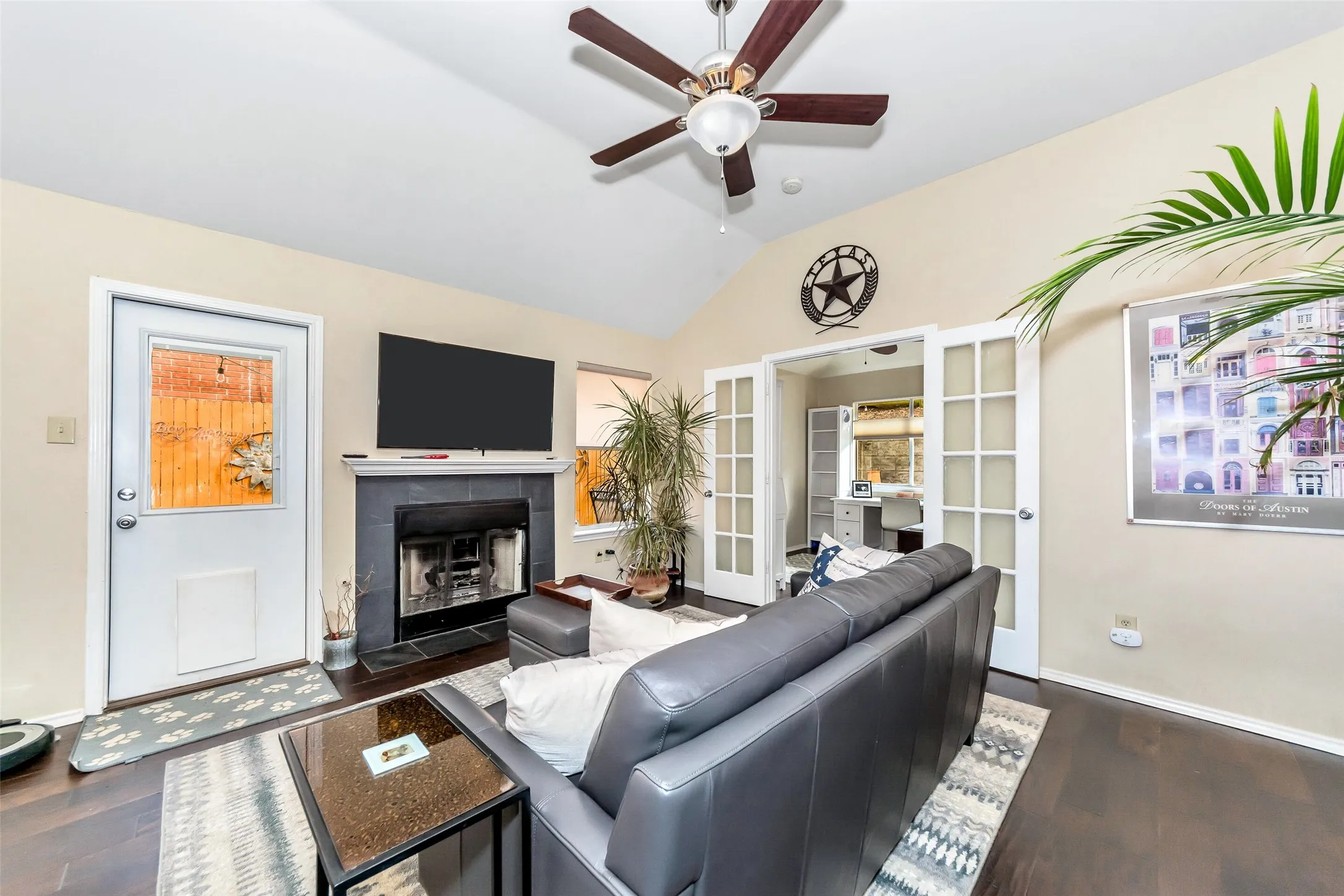 Single Family Residence For Rent in Tarrant County , 1441 Hampton Road, Grapevine, Texas 76051, 3 Bedroom, 2 Bathroom, 2 Garage spaces, 1,288 Sqft, built in 1988, mls#21367569, Real Estate Agent in Grapevine, Homes For Rent in Tarrant county, Homes For Rent in Grapevine, Realtor in Grapevine Texas, Real Estate Brokerage Independent Realty Texas, Luminita Cordes Realtor