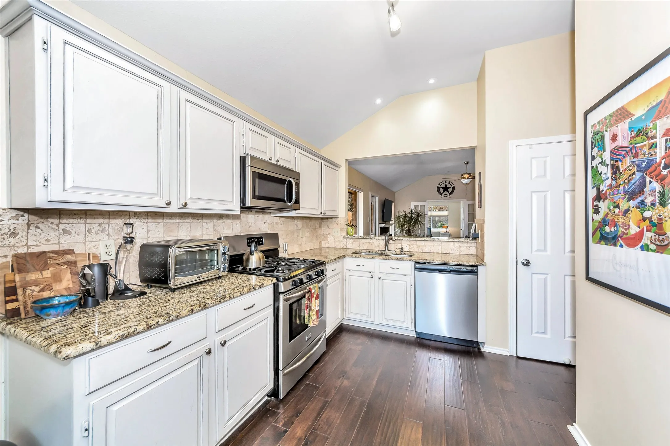 Single Family Residence For Rent in Tarrant County , 1441 Hampton Road, Grapevine, Texas 76051, 3 Bedroom, 2 Bathroom, 2 Garage spaces, 1,288 Sqft, built in 1988, mls#21367569, Real Estate Agent in Grapevine, Homes For Rent in Tarrant county, Homes For Rent in Grapevine, Realtor in Grapevine Texas, Real Estate Brokerage Independent Realty Texas, Luminita Cordes Realtor