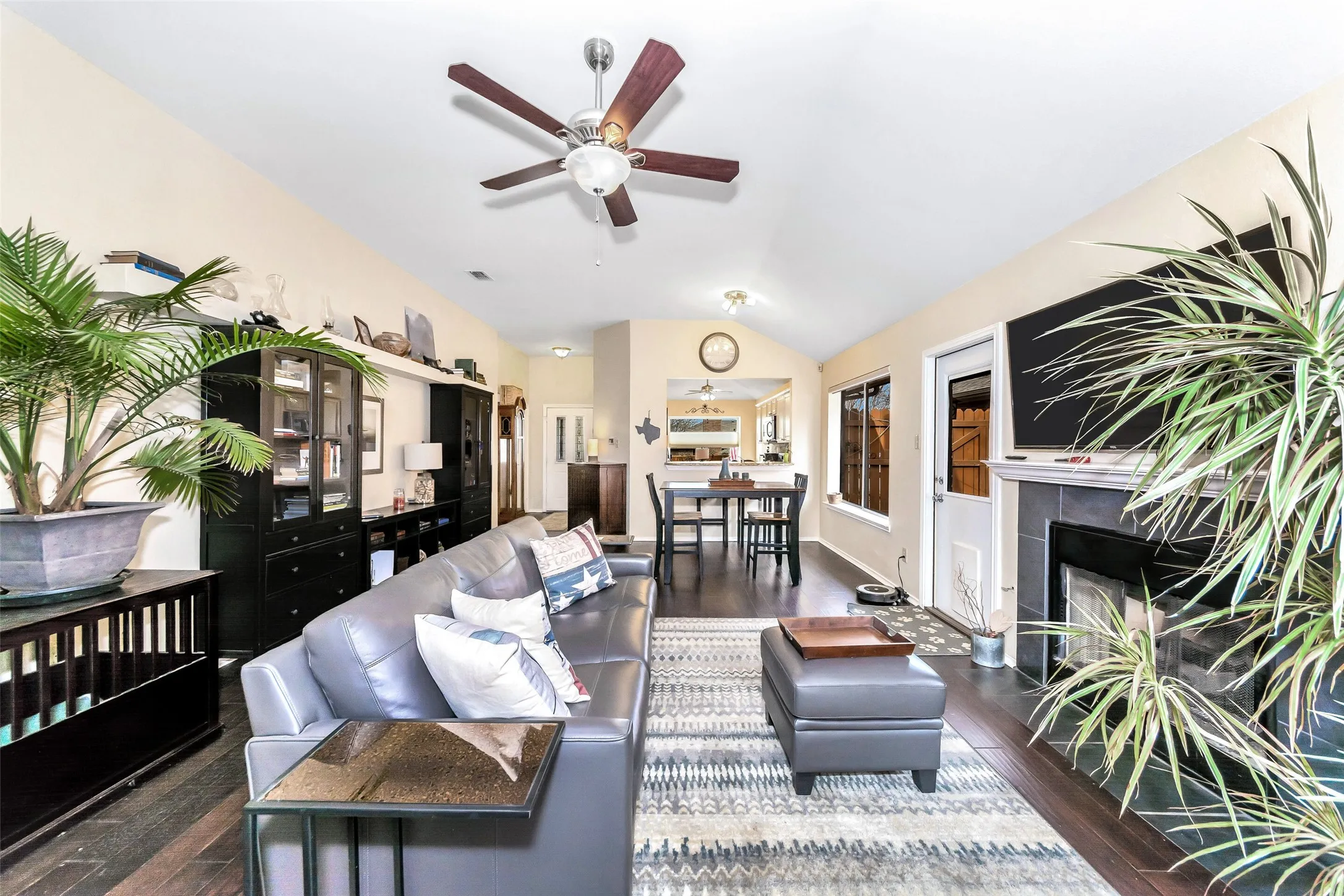 Single Family Residence For Rent in Tarrant County , 1441 Hampton Road, Grapevine, Texas 76051, 3 Bedroom, 2 Bathroom, 2 Garage spaces, 1,288 Sqft, built in 1988, mls#21367569, Real Estate Agent in Grapevine, Homes For Rent in Tarrant county, Homes For Rent in Grapevine, Realtor in Grapevine Texas, Real Estate Brokerage Independent Realty Texas, Luminita Cordes Realtor