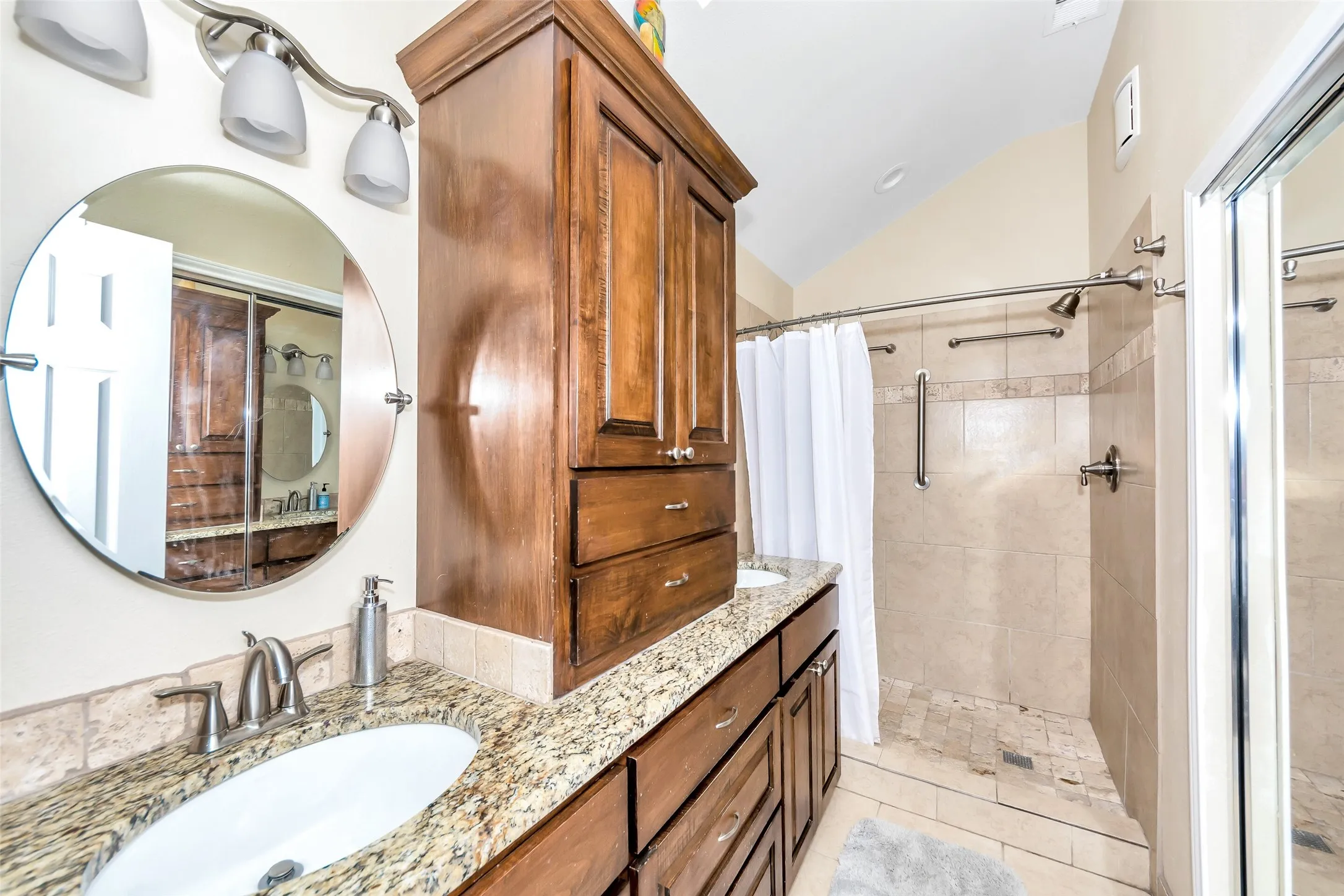 Single Family Residence For Rent in Tarrant County , 1441 Hampton Road, Grapevine, Texas 76051, 3 Bedroom, 2 Bathroom, 2 Garage spaces, 1,288 Sqft, built in 1988, mls#21367569, Real Estate Agent in Grapevine, Homes For Rent in Tarrant county, Homes For Rent in Grapevine, Realtor in Grapevine Texas, Real Estate Brokerage Independent Realty Texas, Luminita Cordes Realtor