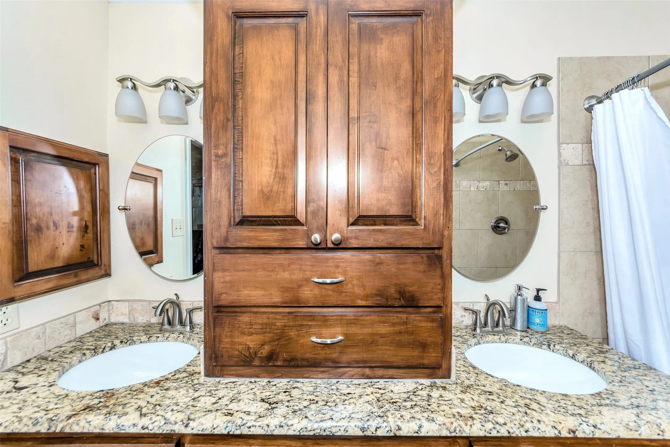 Single Family Residence For Rent in Tarrant County , 1441 Hampton Road, Grapevine, Texas 76051, 3 Bedroom, 2 Bathroom, 2 Garage spaces, 1,288 Sqft, built in 1988, mls#21367569, Real Estate Agent in Grapevine, Homes For Rent in Tarrant county, Homes For Rent in Grapevine, Realtor in Grapevine Texas, Real Estate Brokerage Independent Realty Texas, Luminita Cordes Realtor